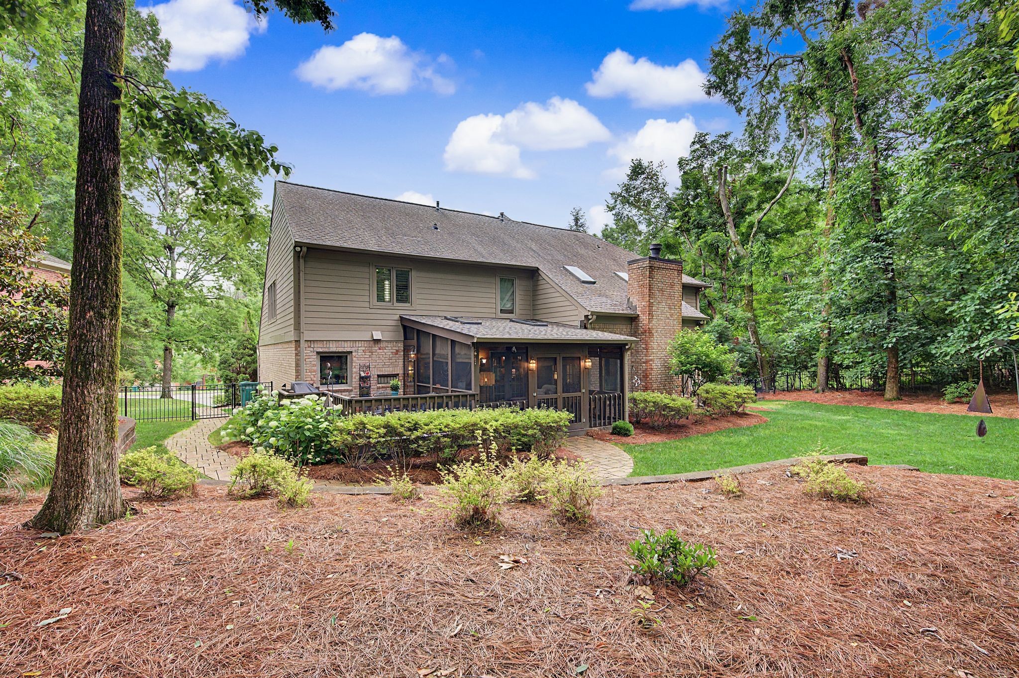 709 Roxburgh Cv
