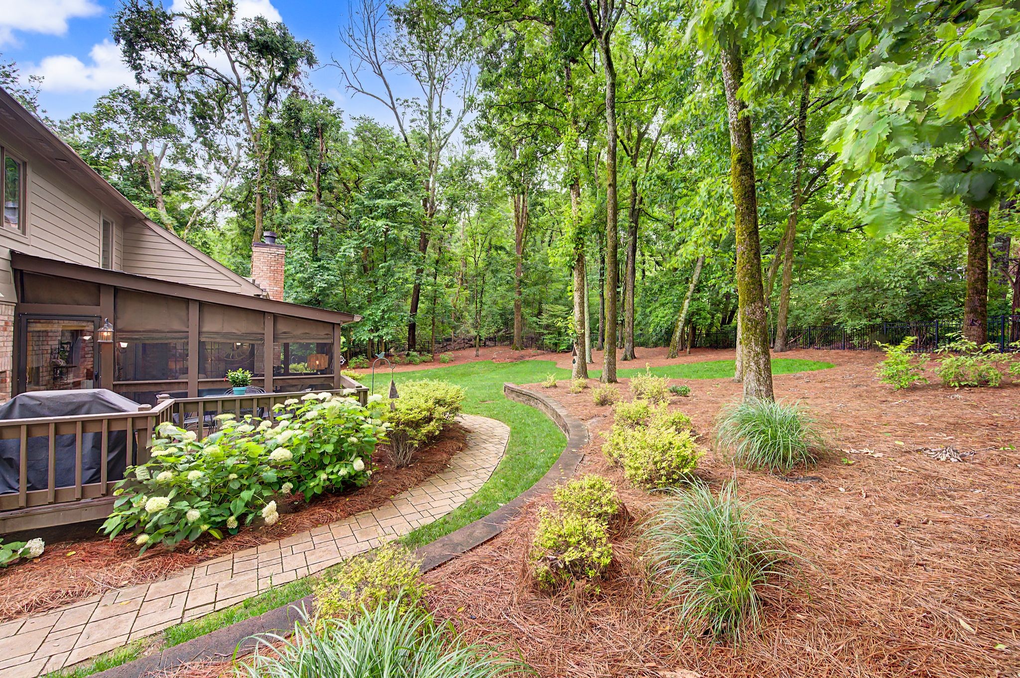 709 Roxburgh Cv