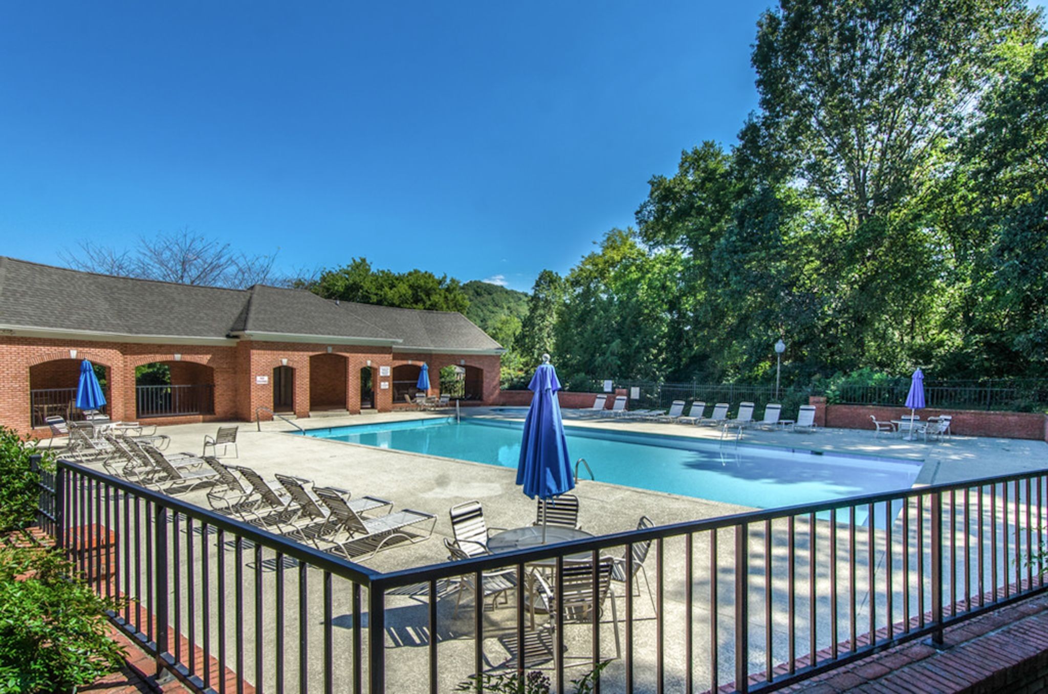 709 Roxburgh Cv