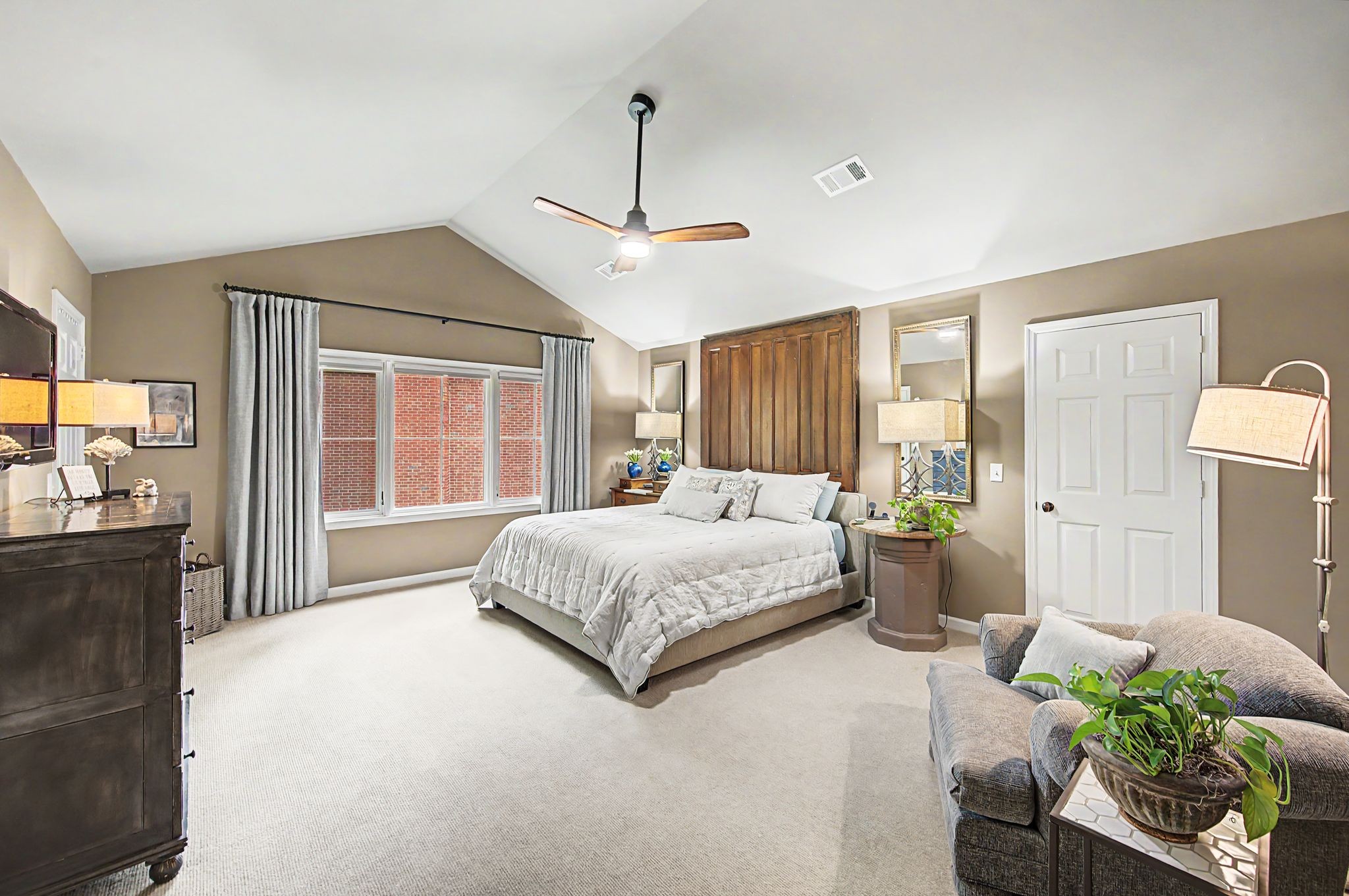 709 Roxburgh Cv