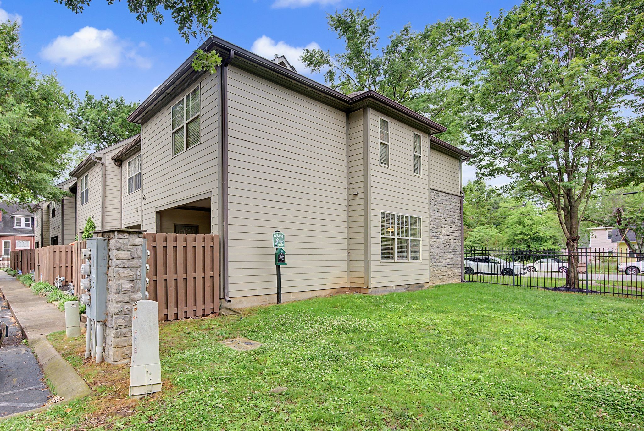 2048 Elliott Ave