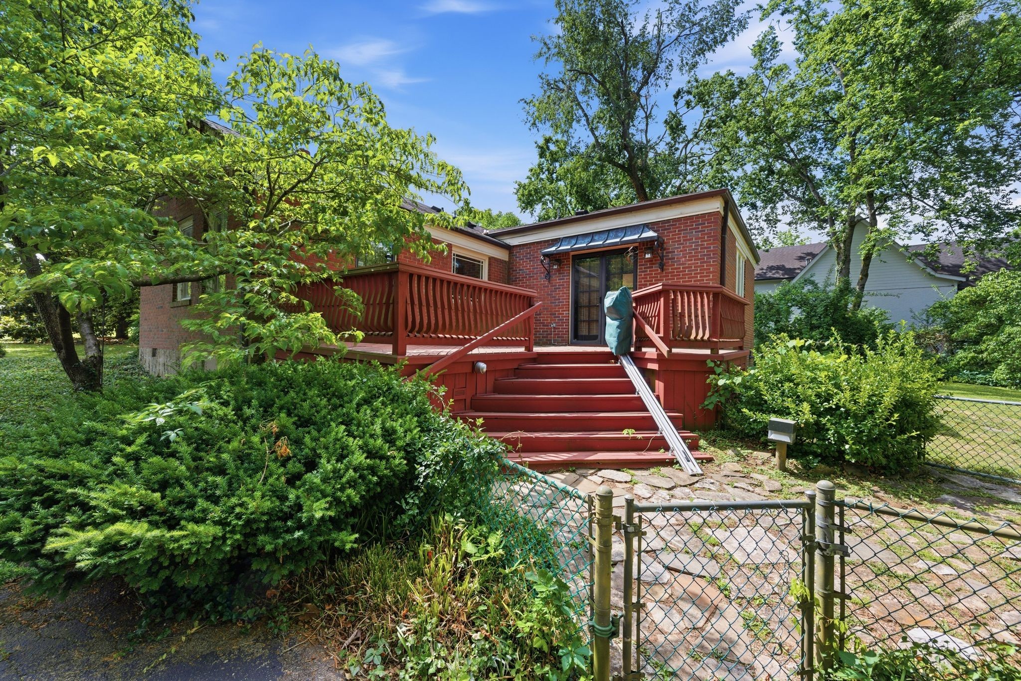 805 Lynnwood Blvd