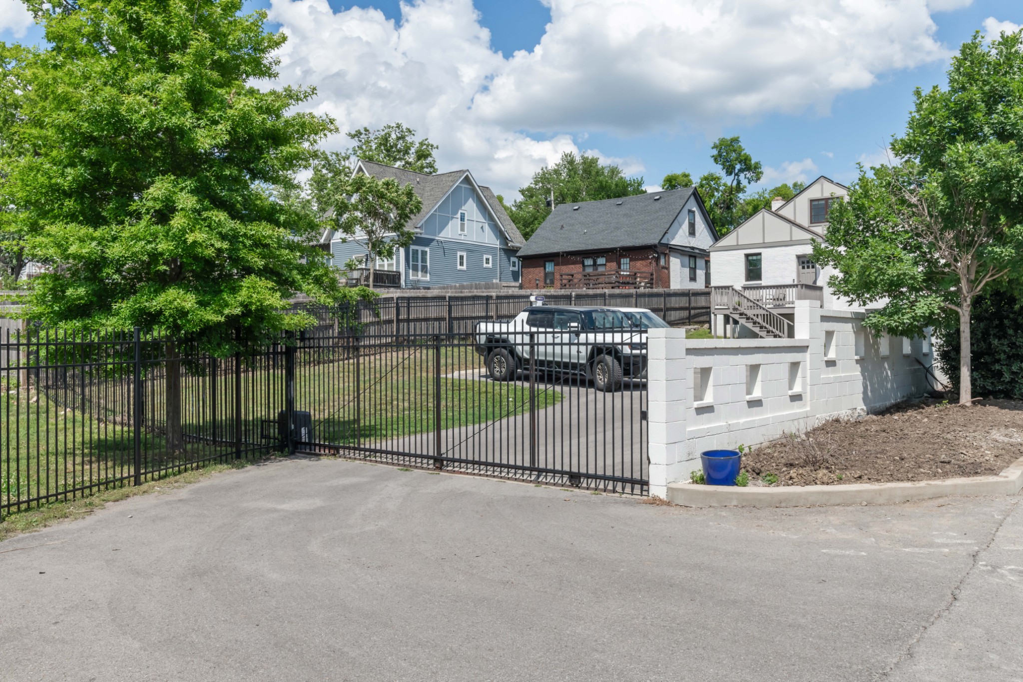 1606 Riverside Dr