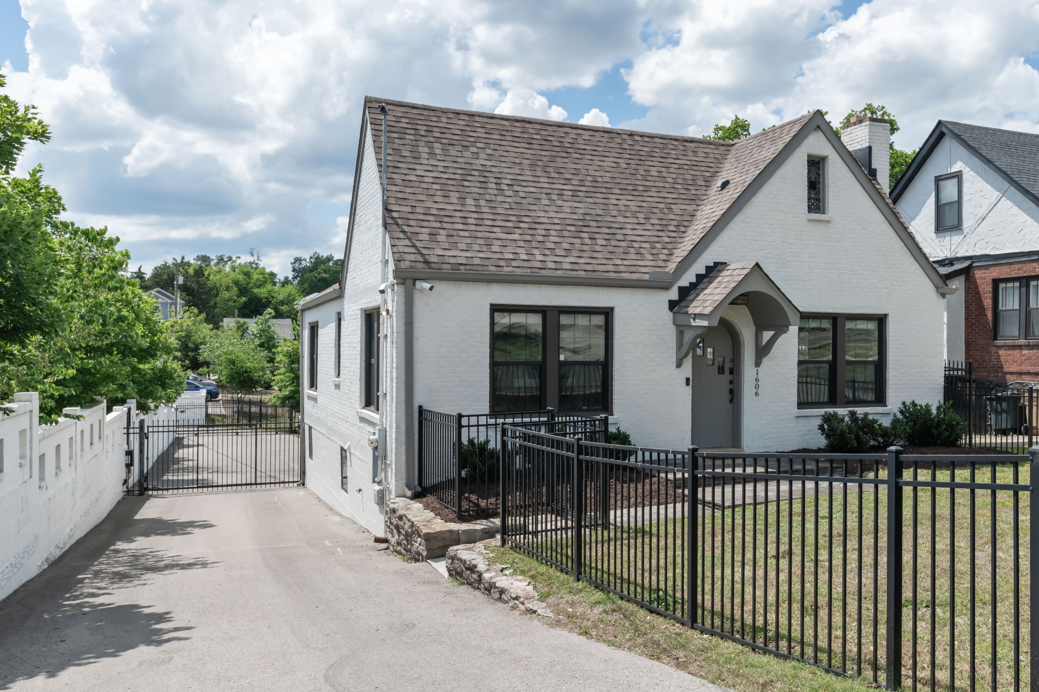 1606 Riverside Dr