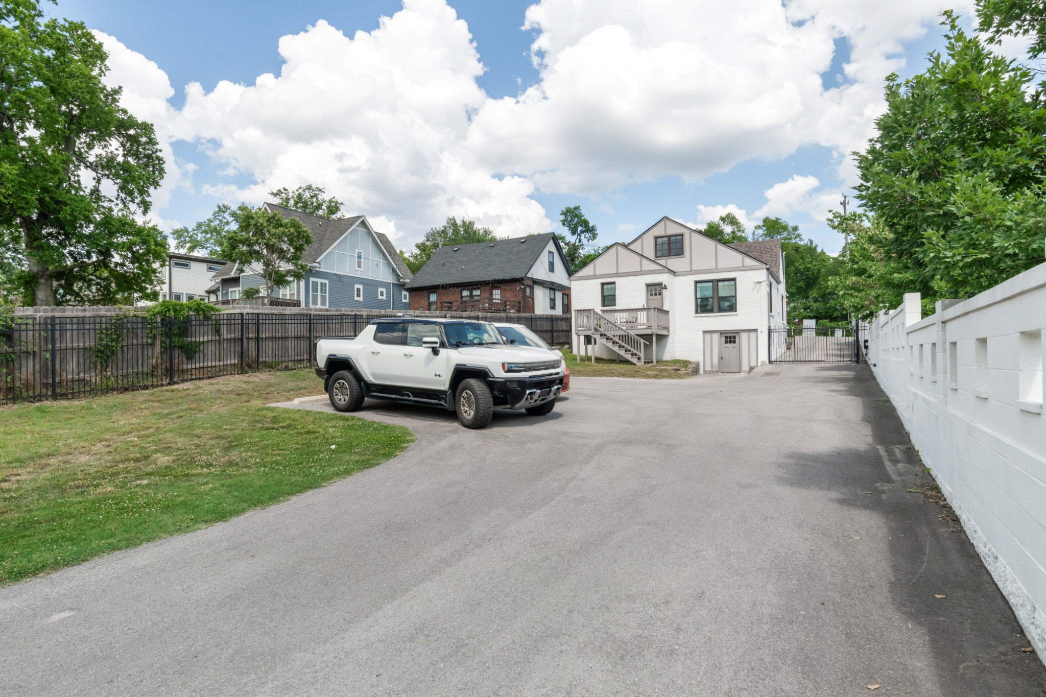 1606 Riverside Dr