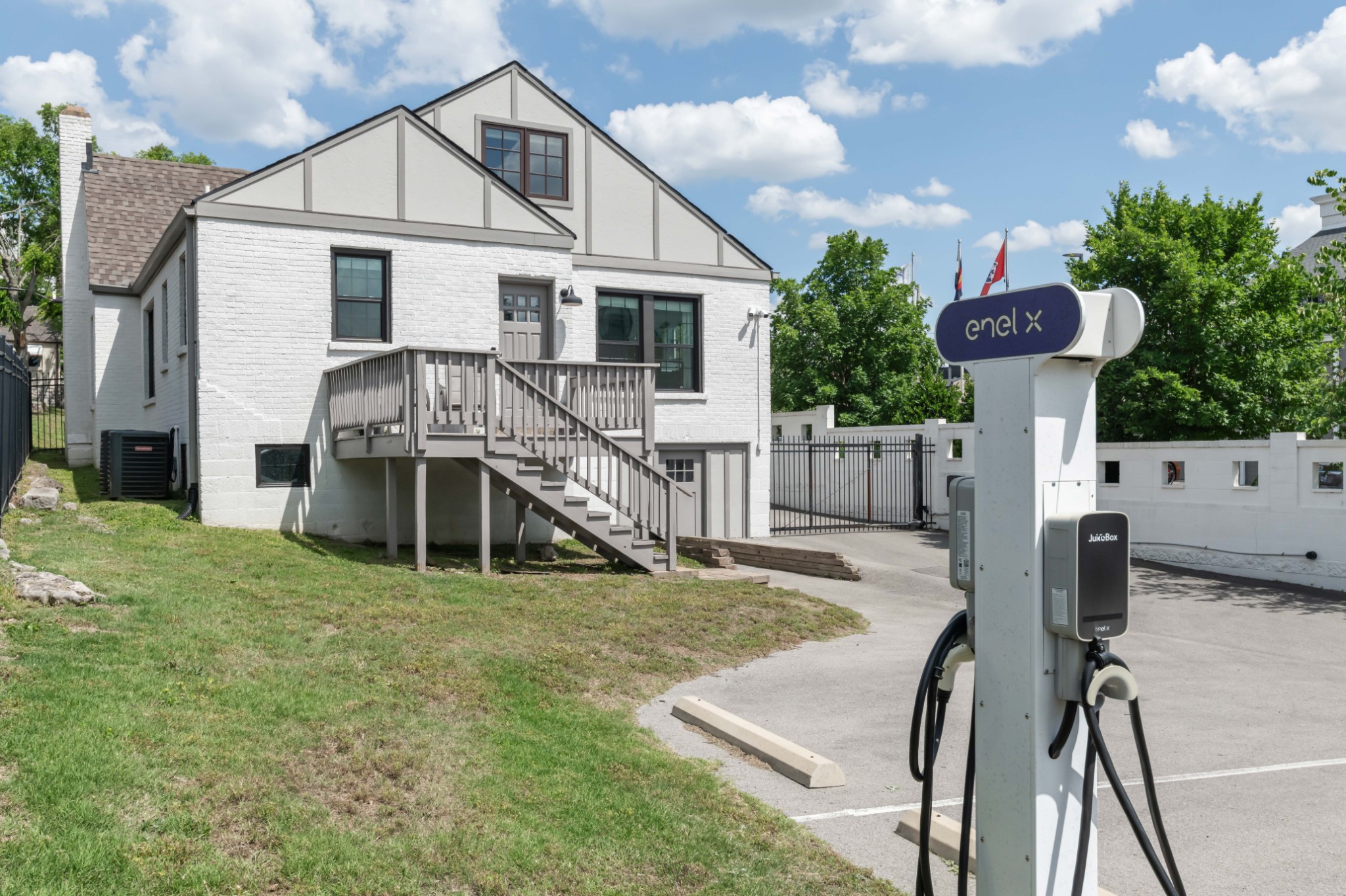 1606 Riverside Dr