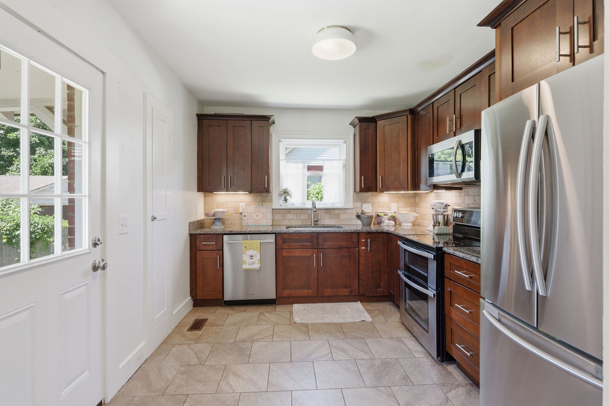 1003 Graybar Ln