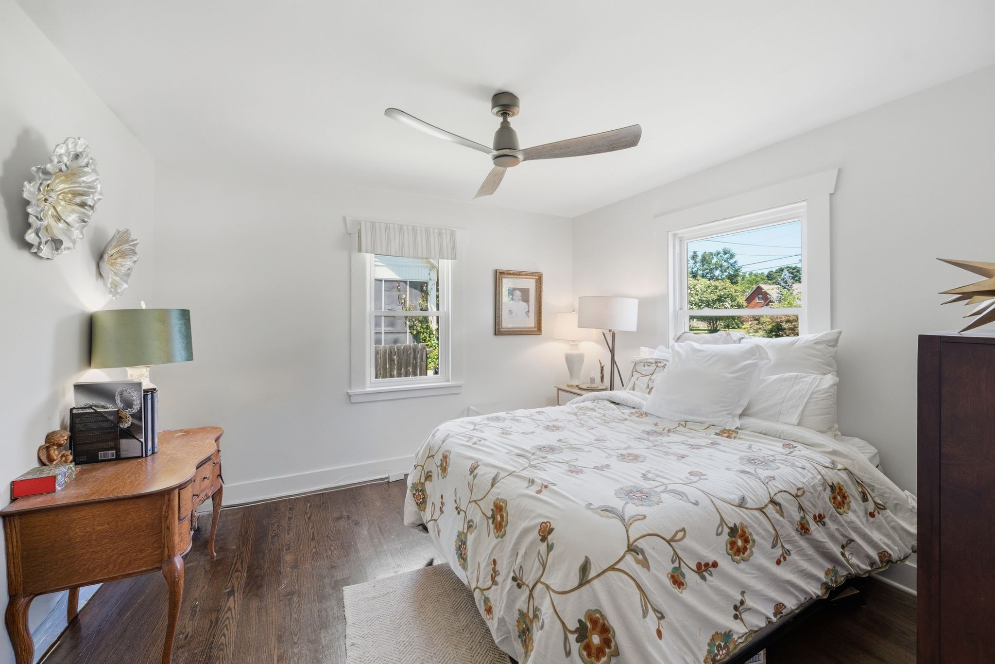 1003 Graybar Ln
