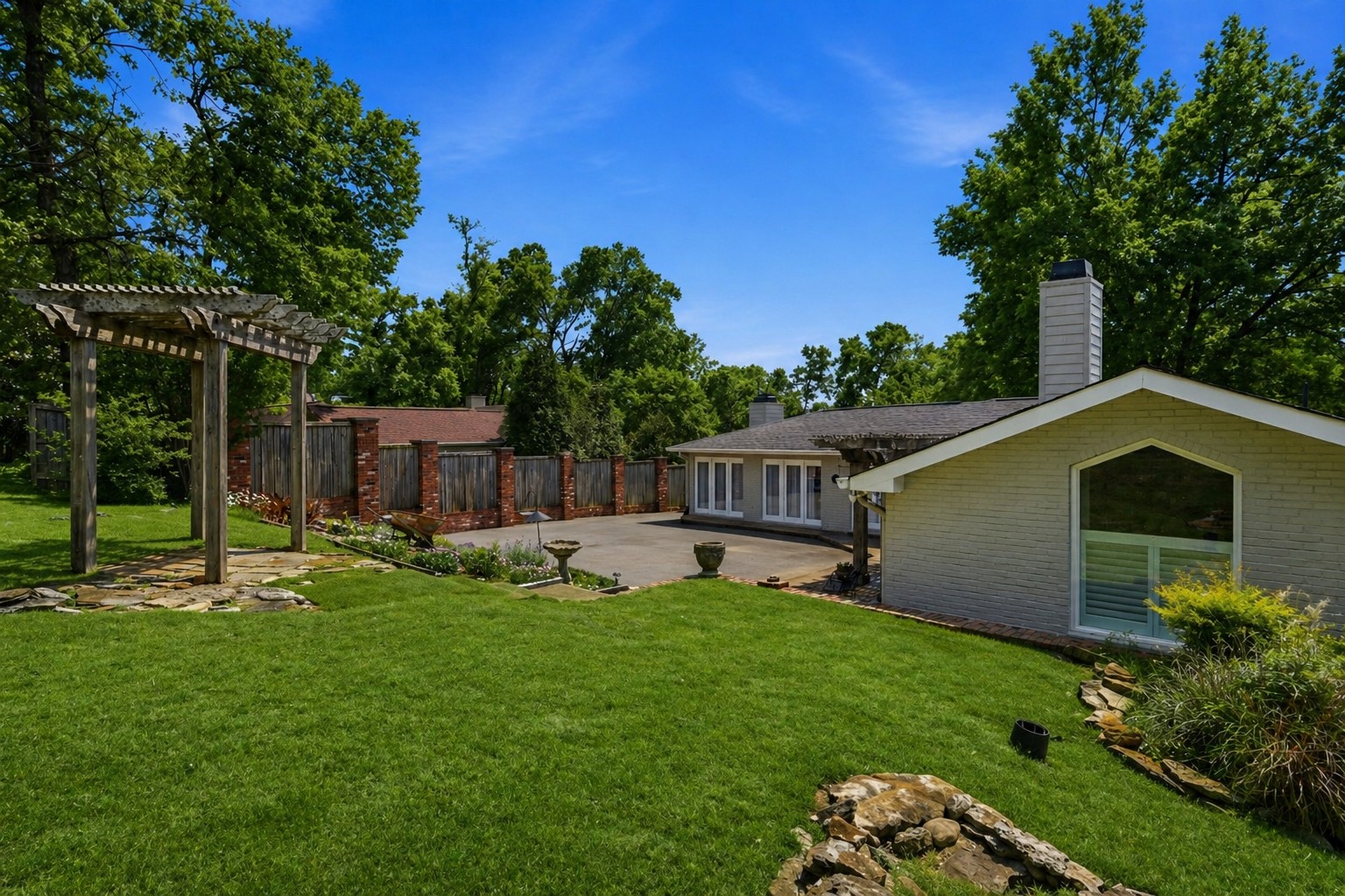 114 Bellevue Dr, S