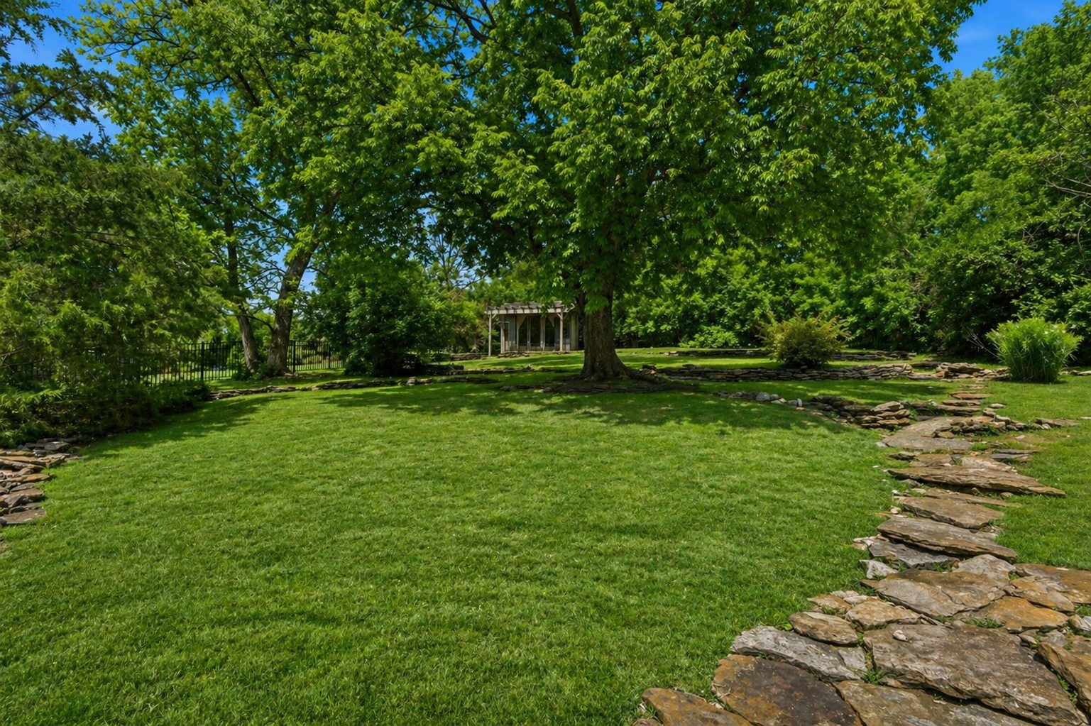 114 Bellevue Dr, S