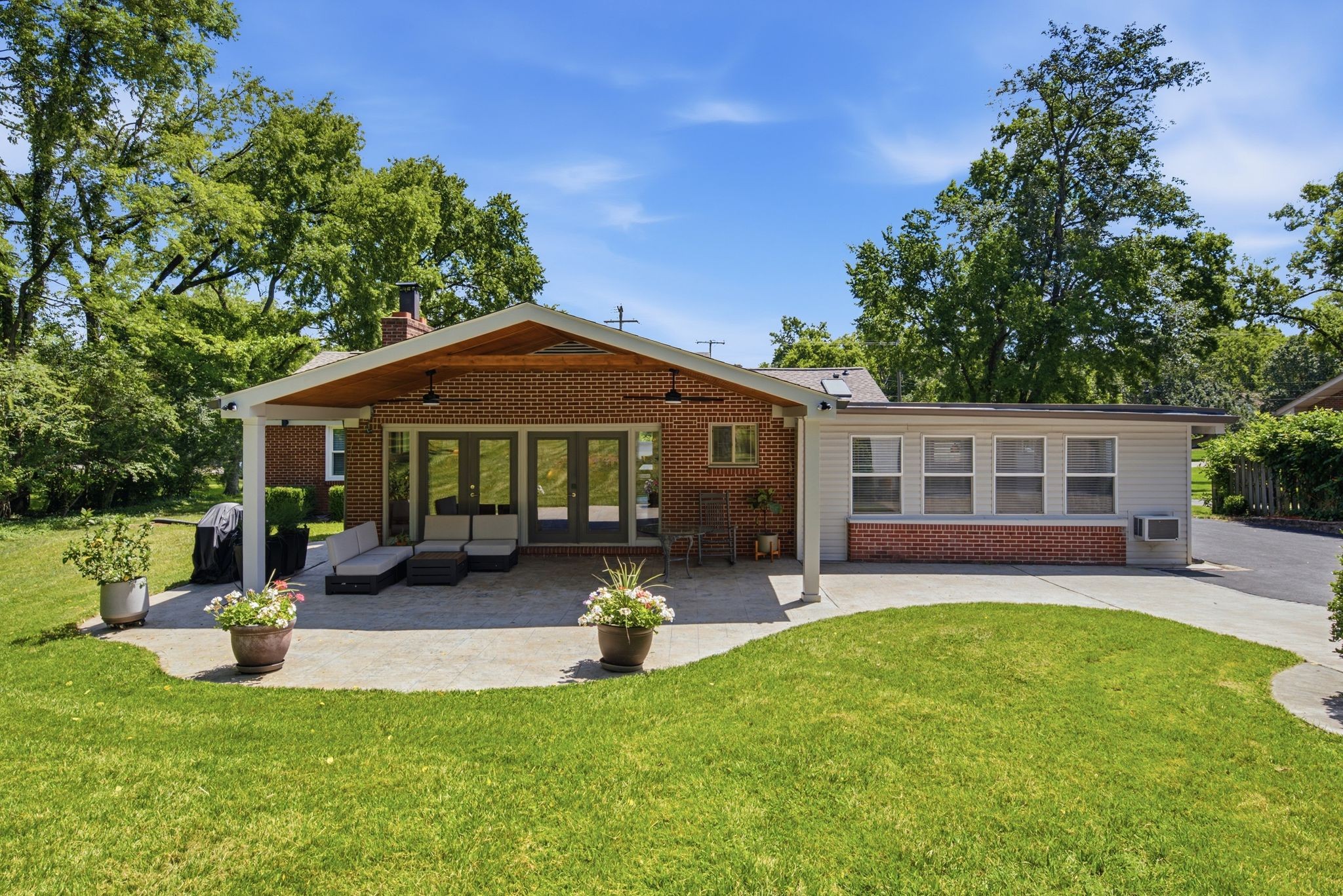 865 W Hillwood Dr