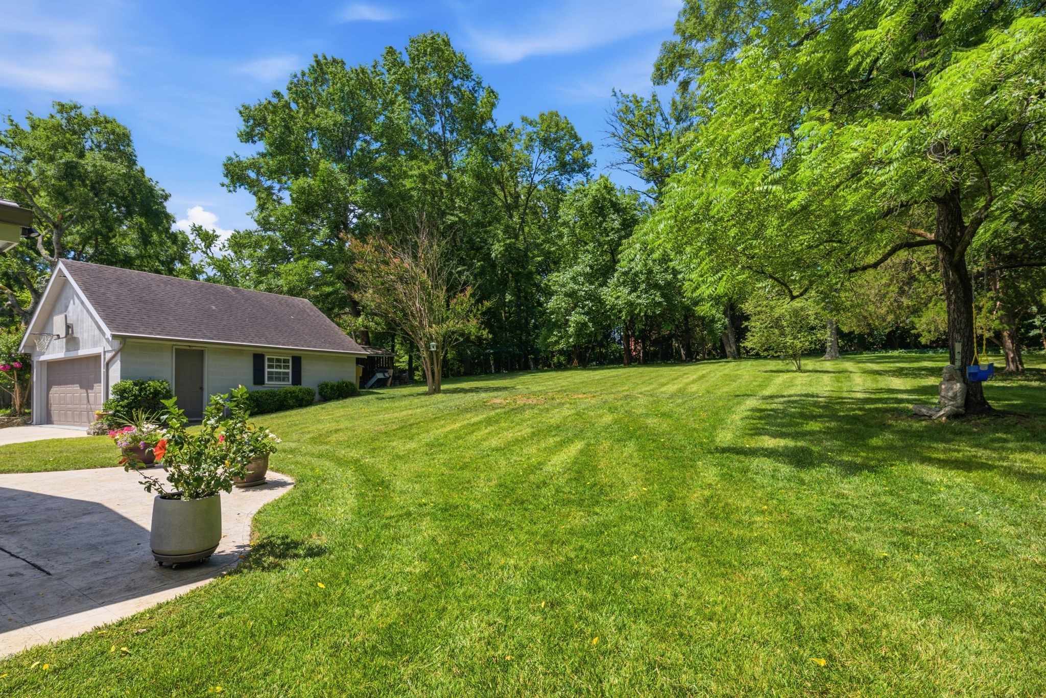865 W Hillwood Dr
