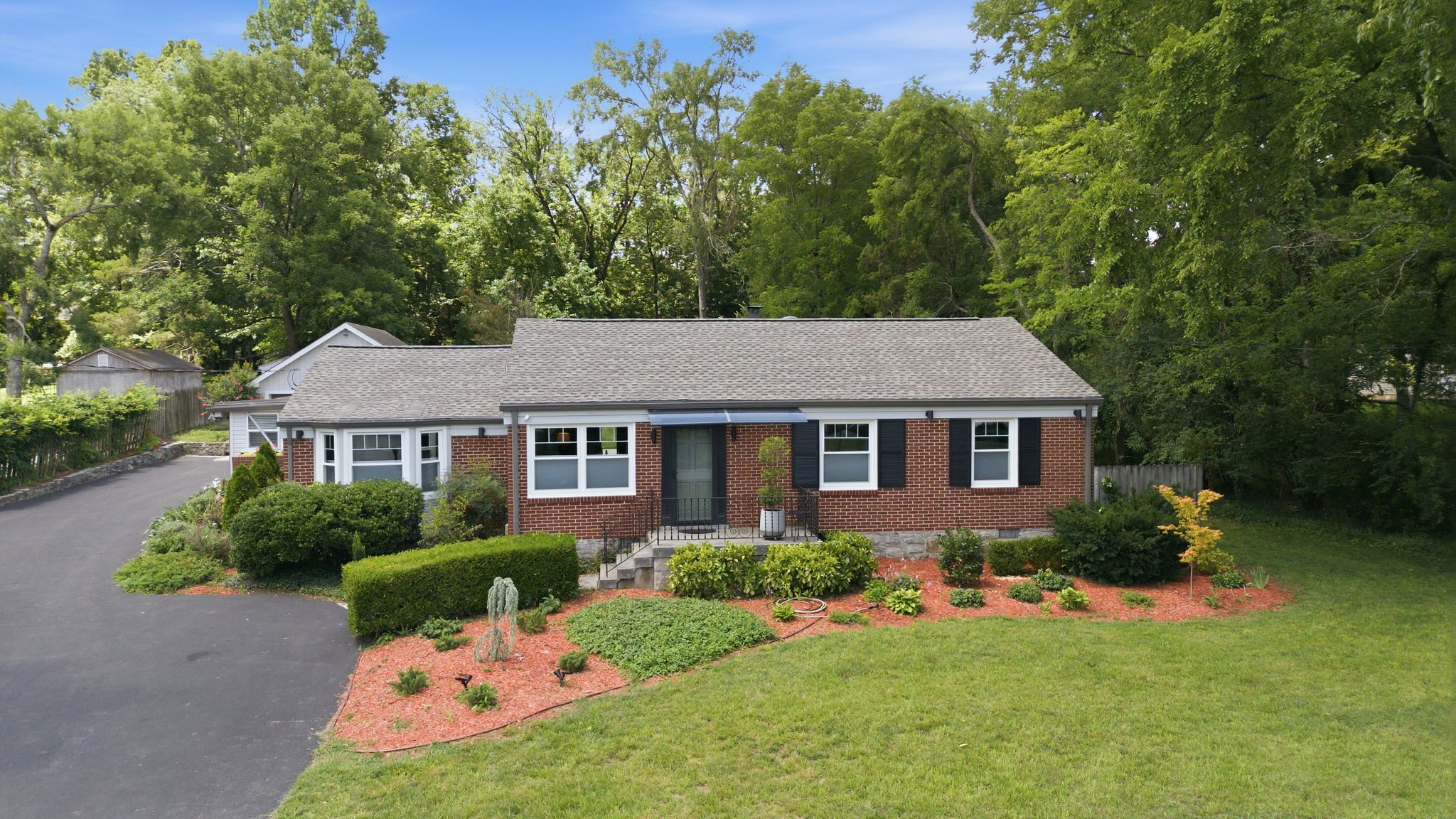 865 W Hillwood Dr