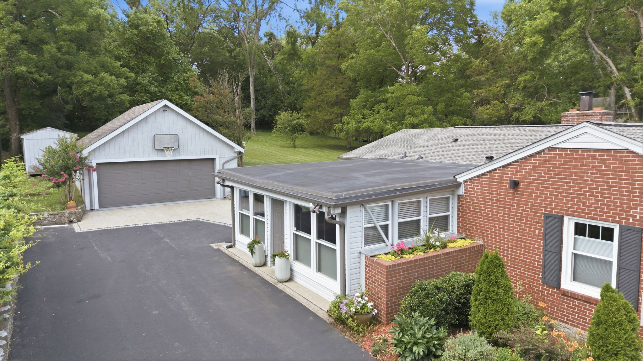 865 W Hillwood Dr