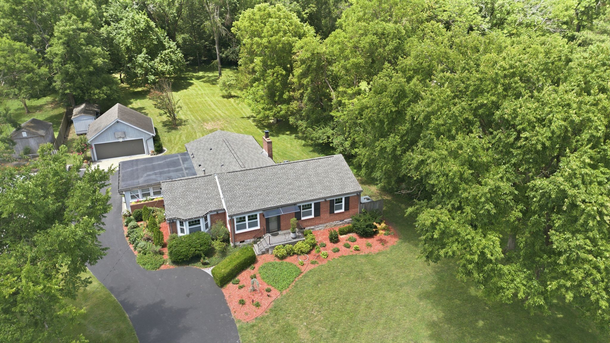 865 W Hillwood Dr