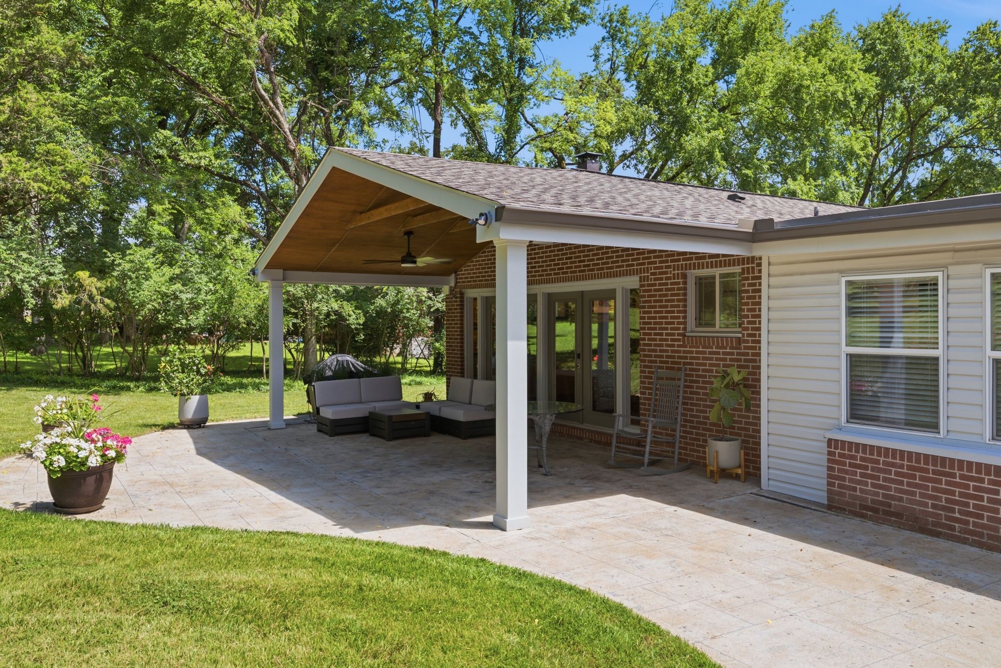 865 W Hillwood Dr