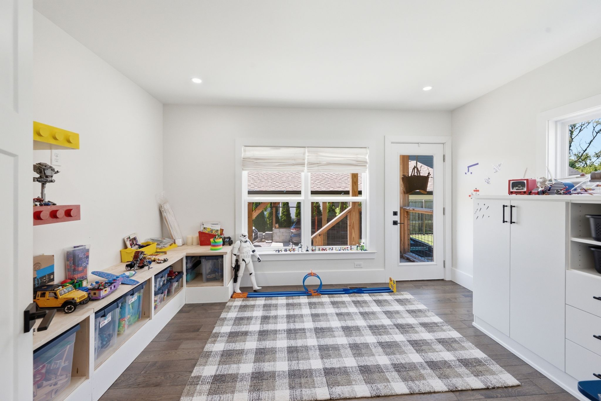 1001 Graybar Ln
