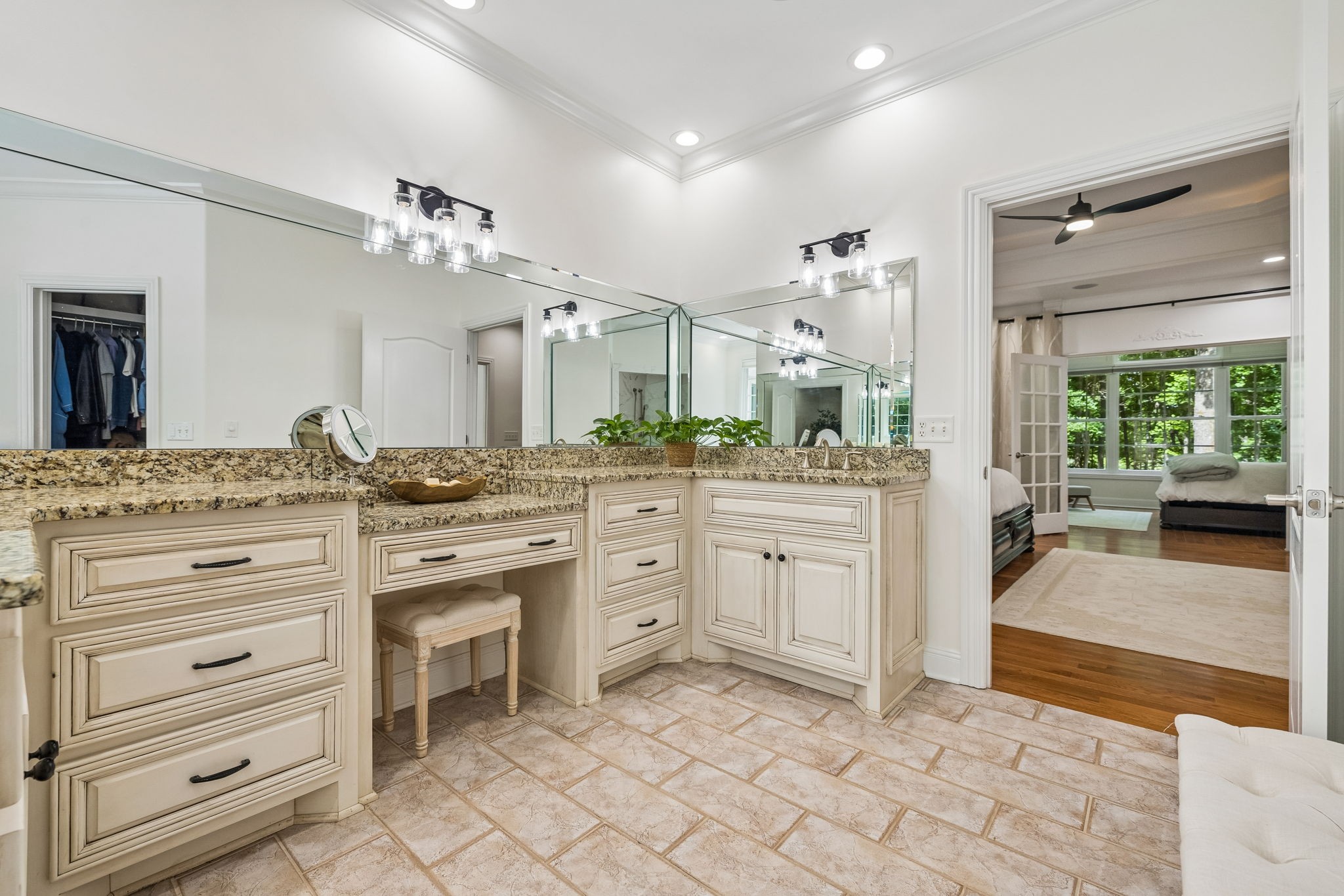 6948 Whispering Oaks Dr