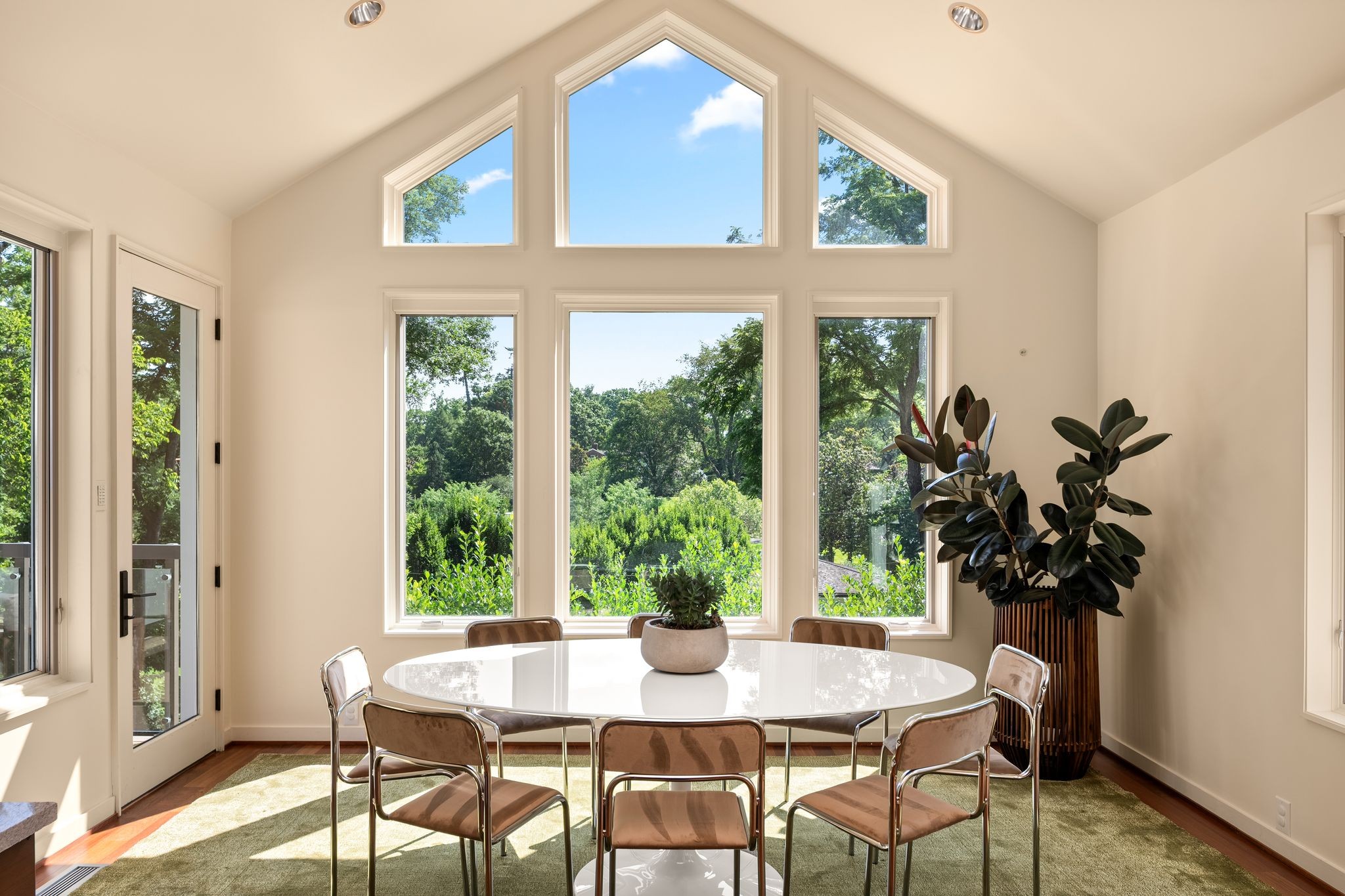 300 Sunnyside Dr