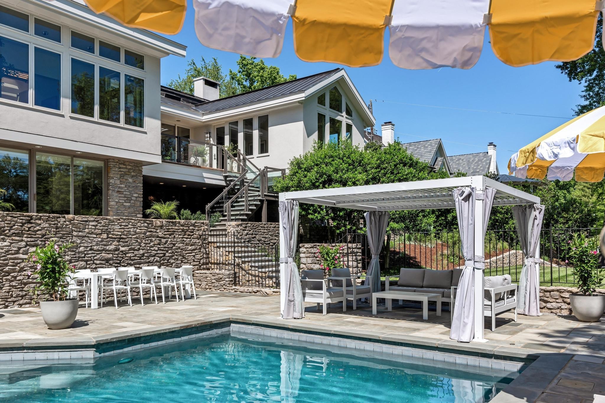 300 Sunnyside Dr