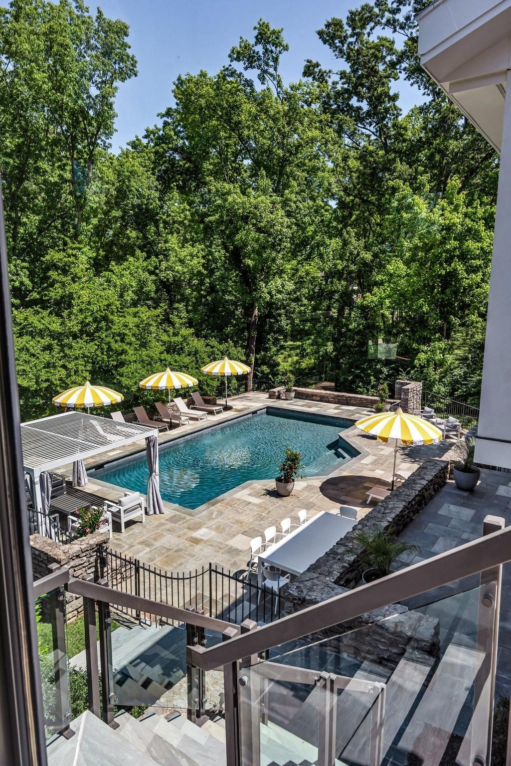 300 Sunnyside Dr