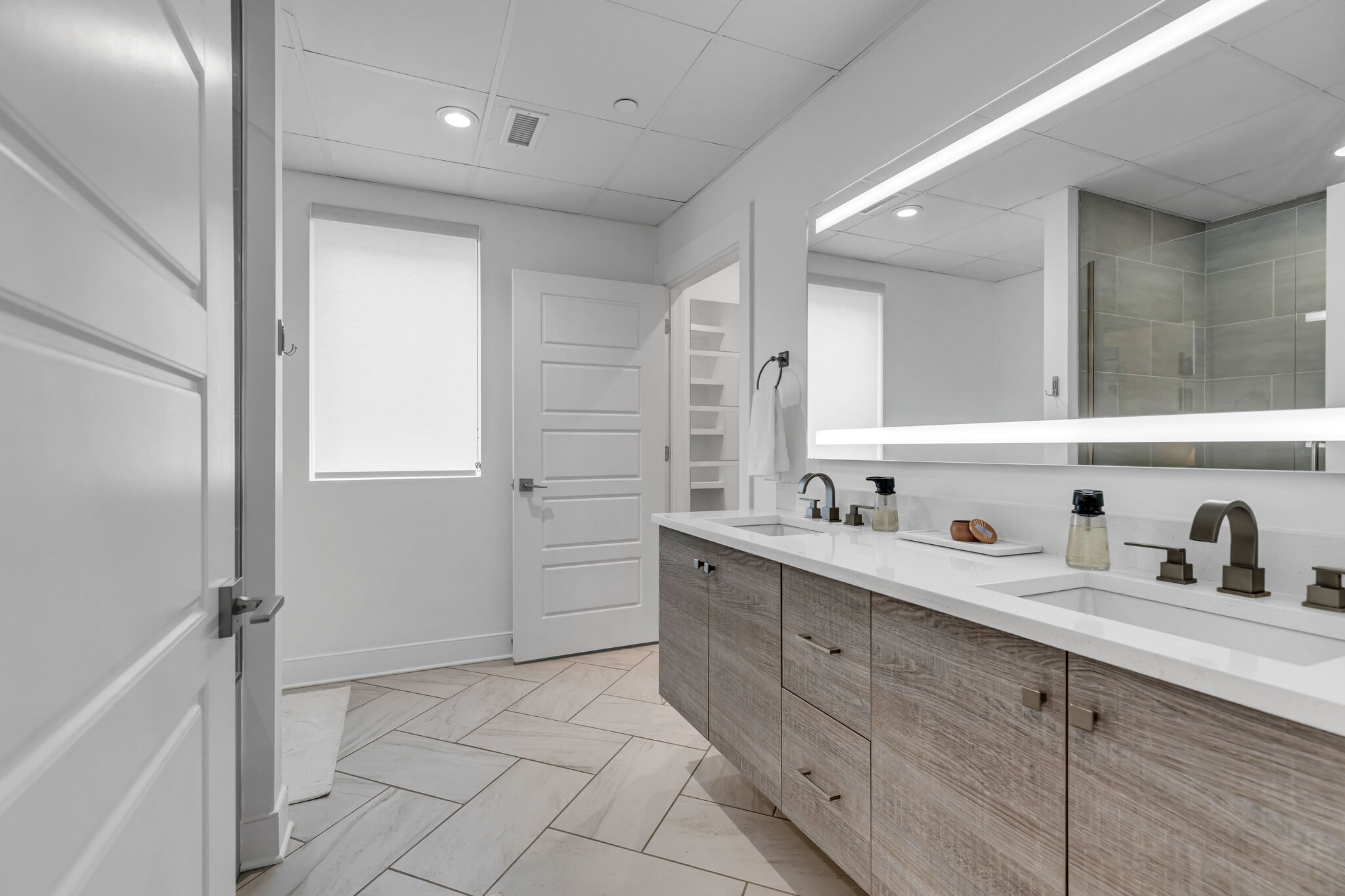 3131 Long Blvd Unit: 100