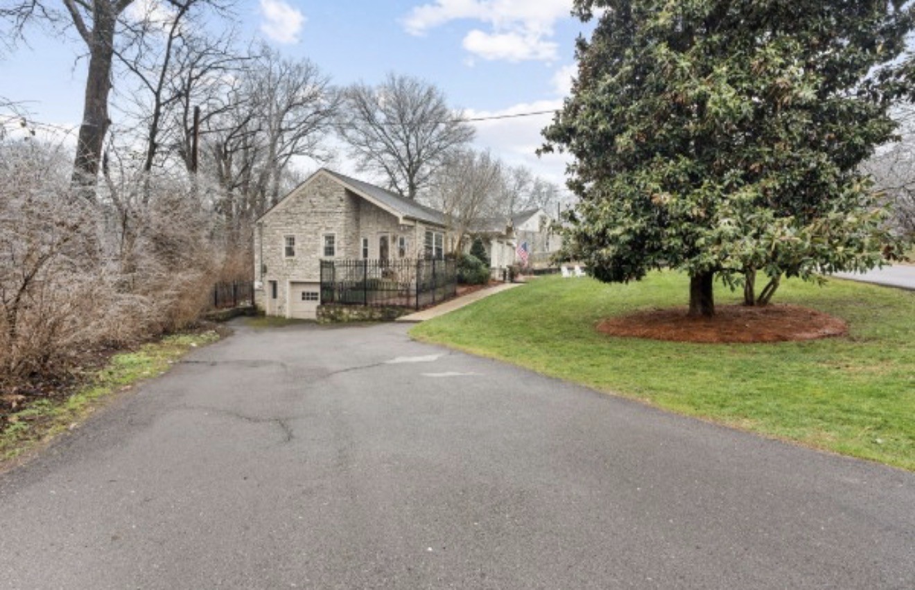 3724 Woodmont Ln