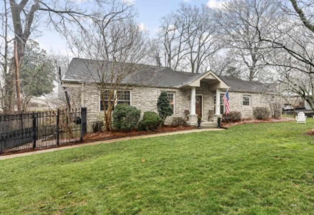 3724 Woodmont Ln