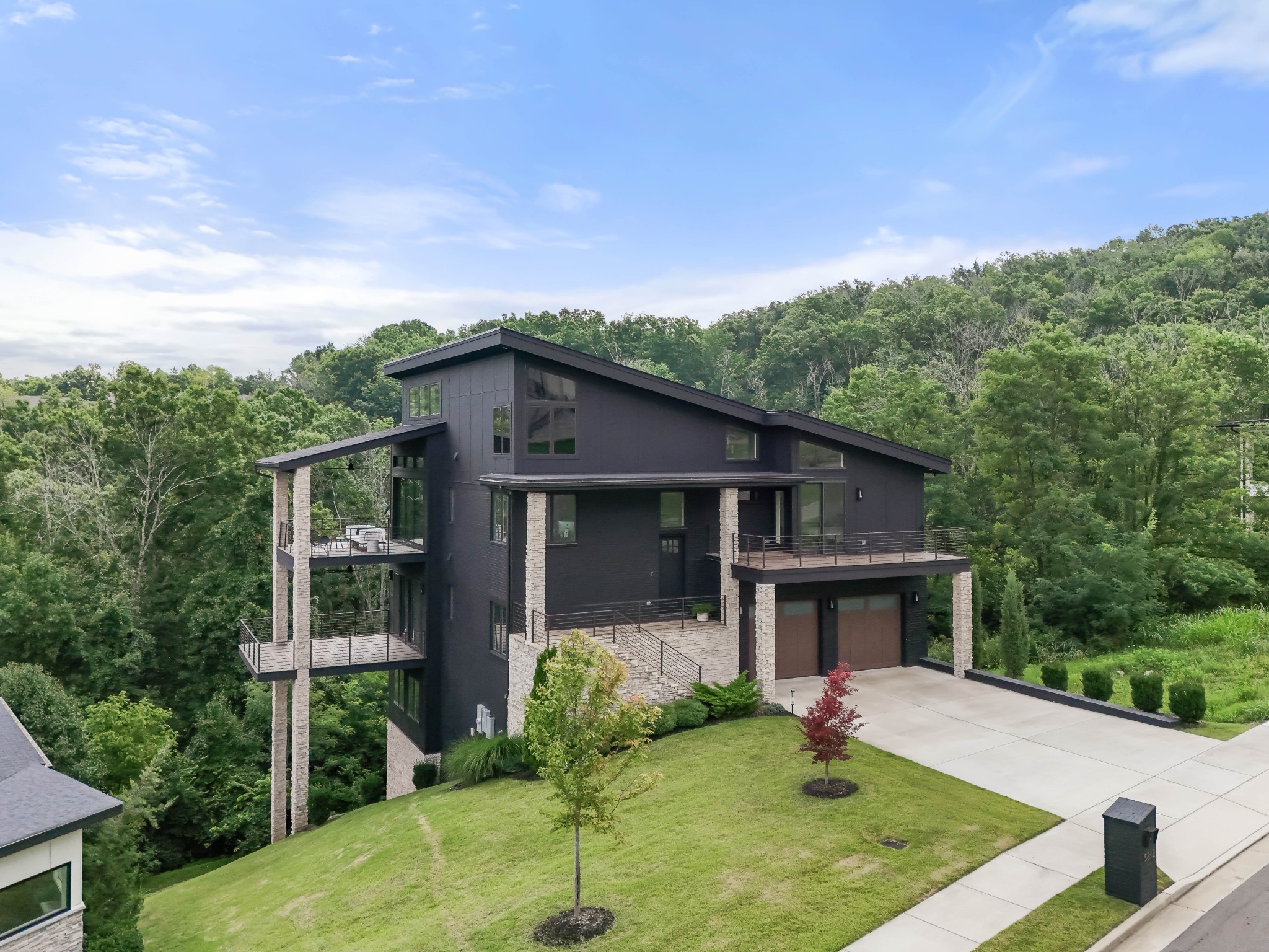 5812 Woodland Hills Dr