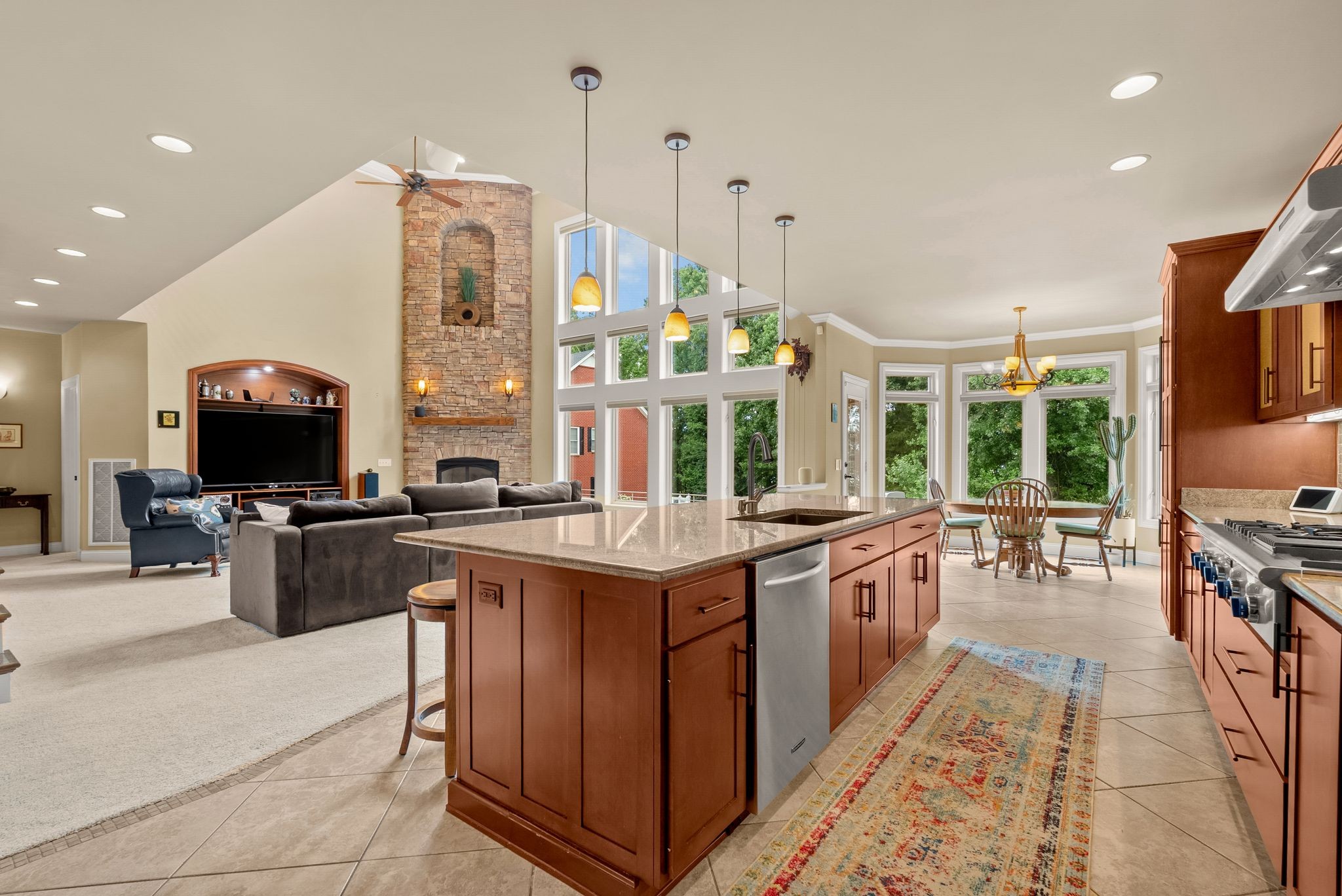 100 Lakecrest Cir
