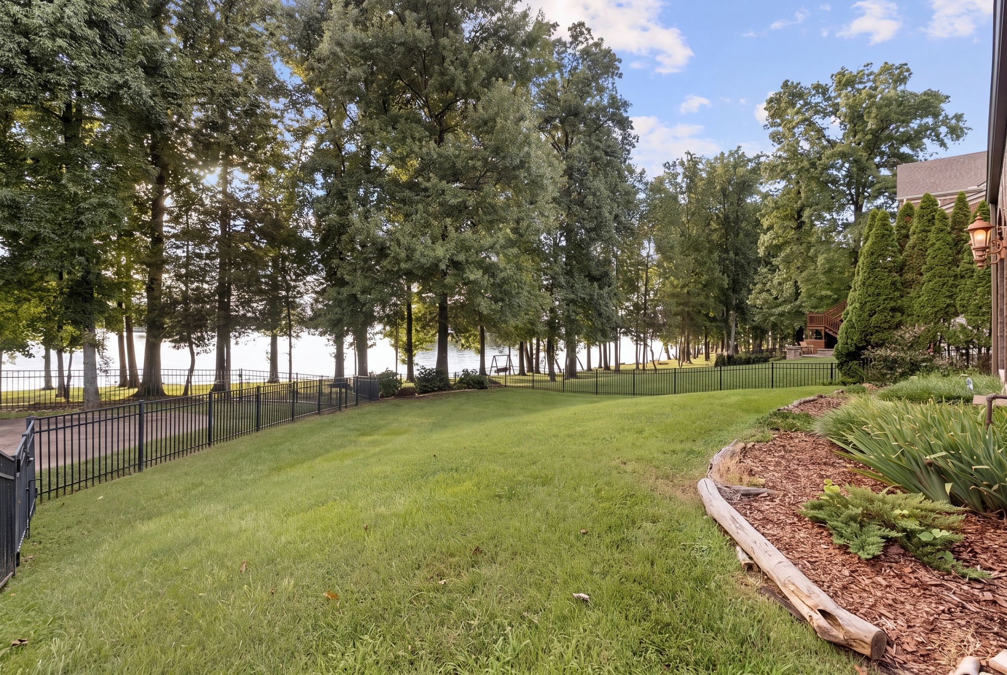 100 Lakecrest Cir