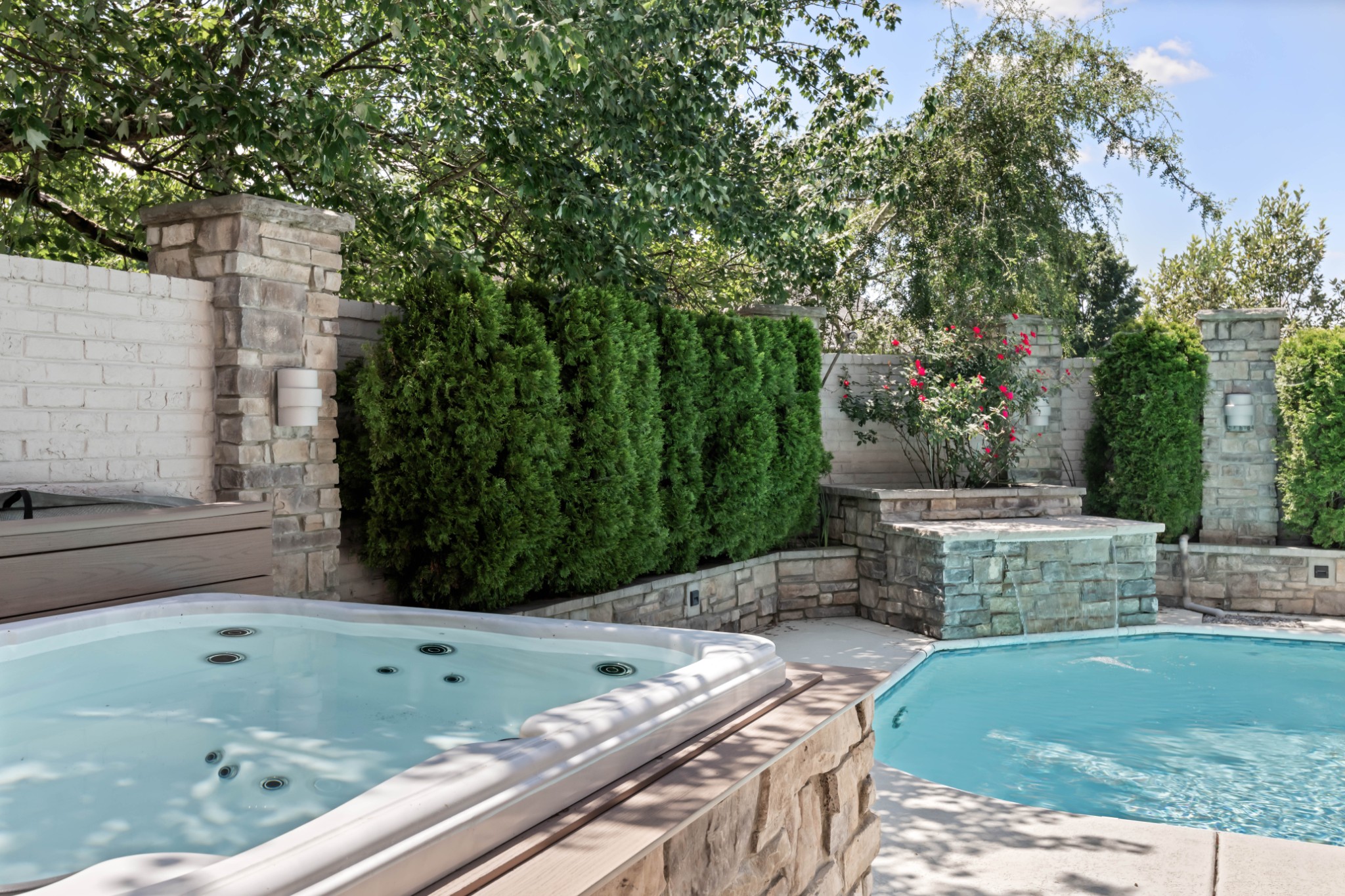 1 Warwick Ln