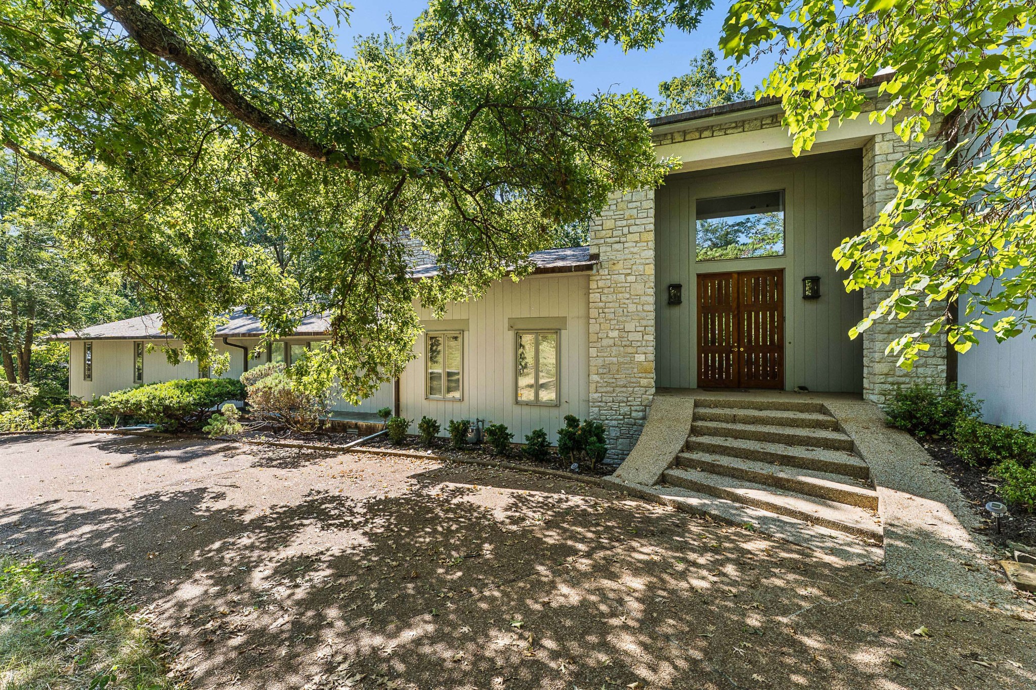 5870 Fredricksburg Dr
