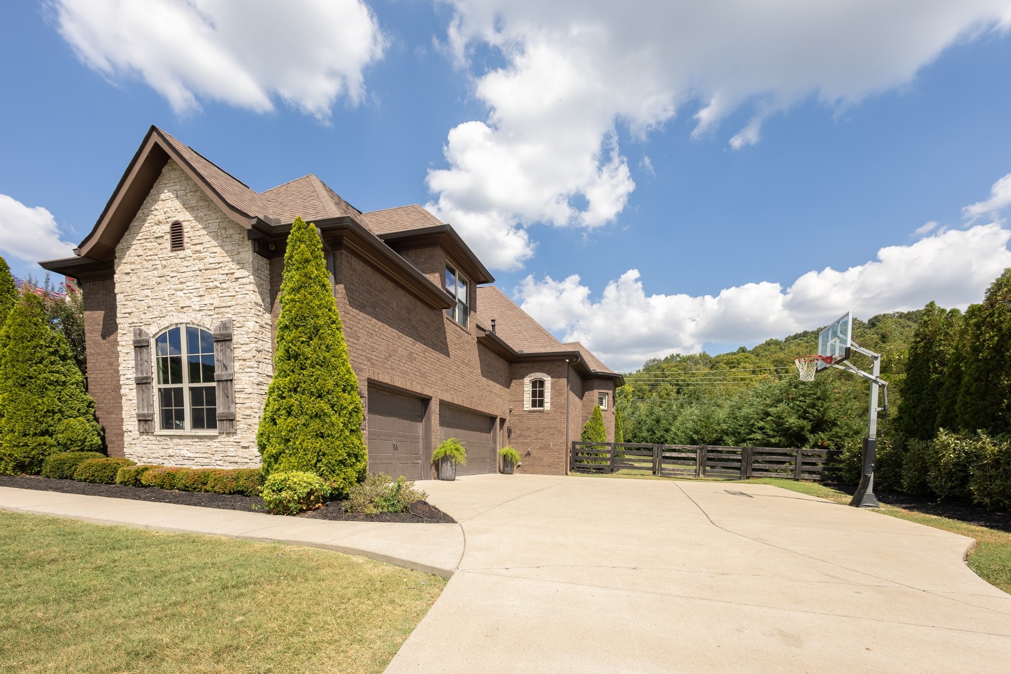 4608 Nadine Ln