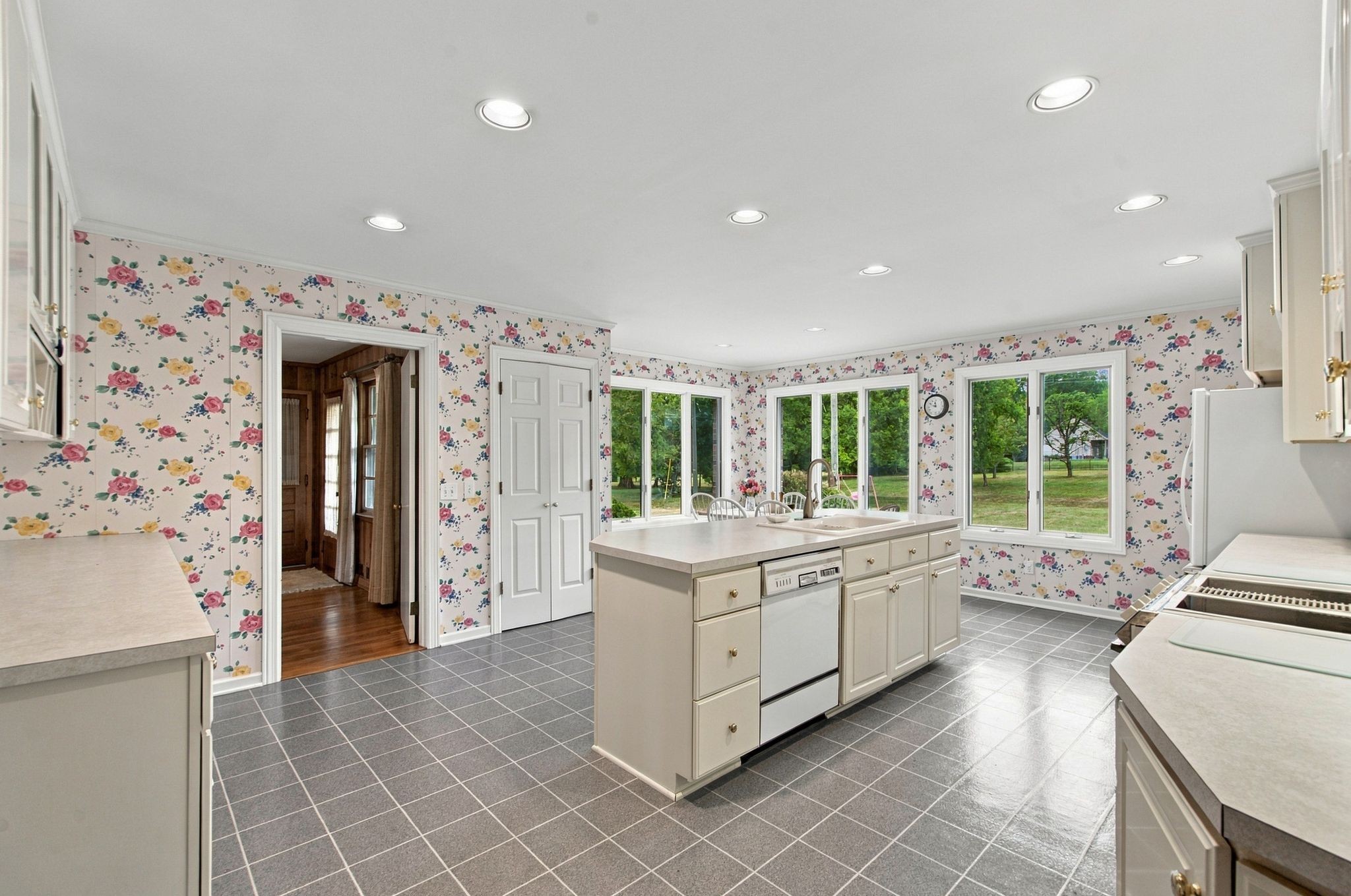 6313 Robin Hill Road