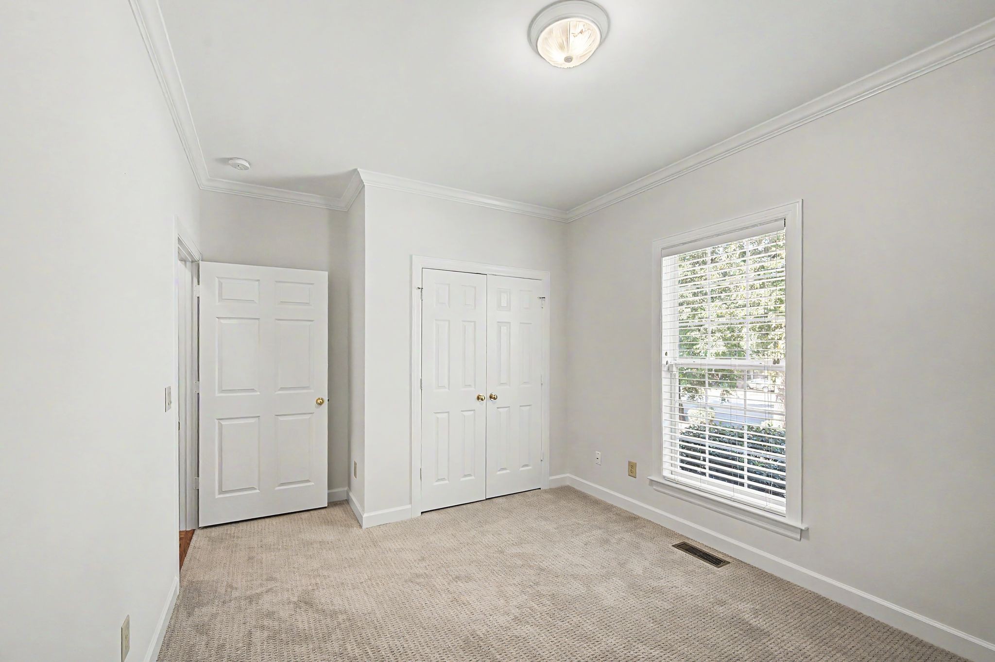 5624 Oakes Dr