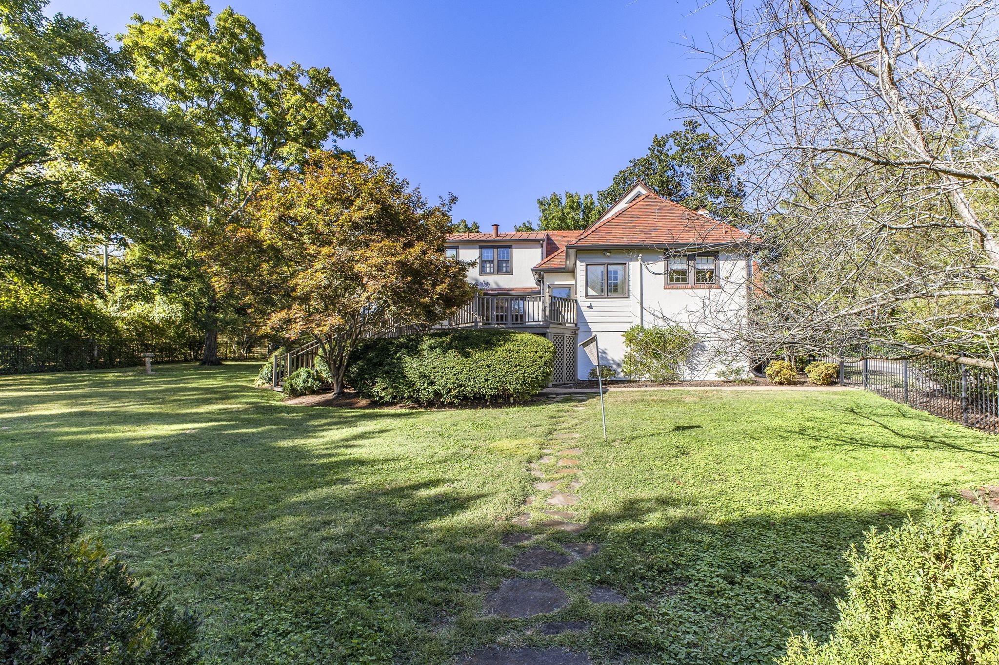 1201 Graybar Ln