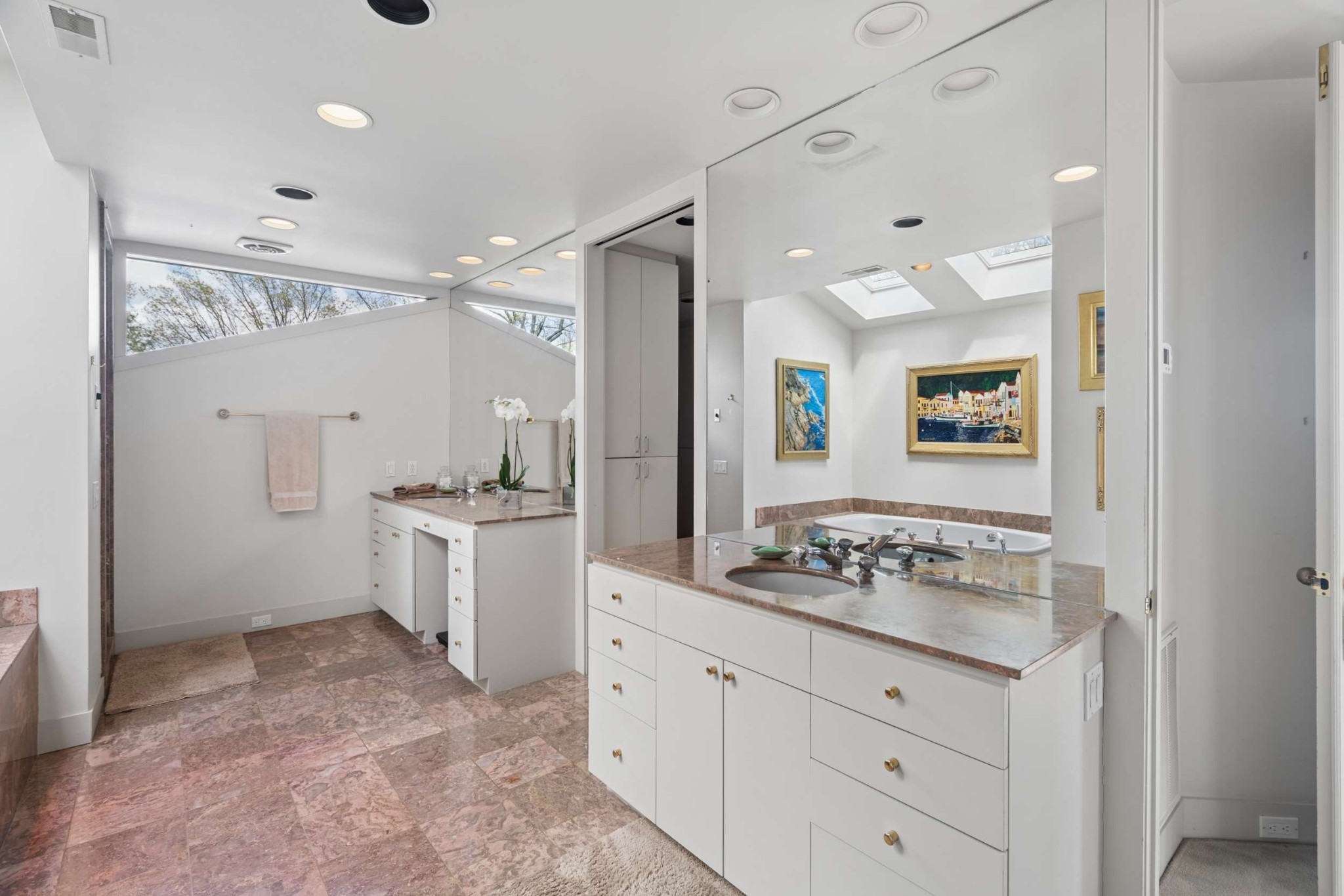 5870 Fredricksburg Dr