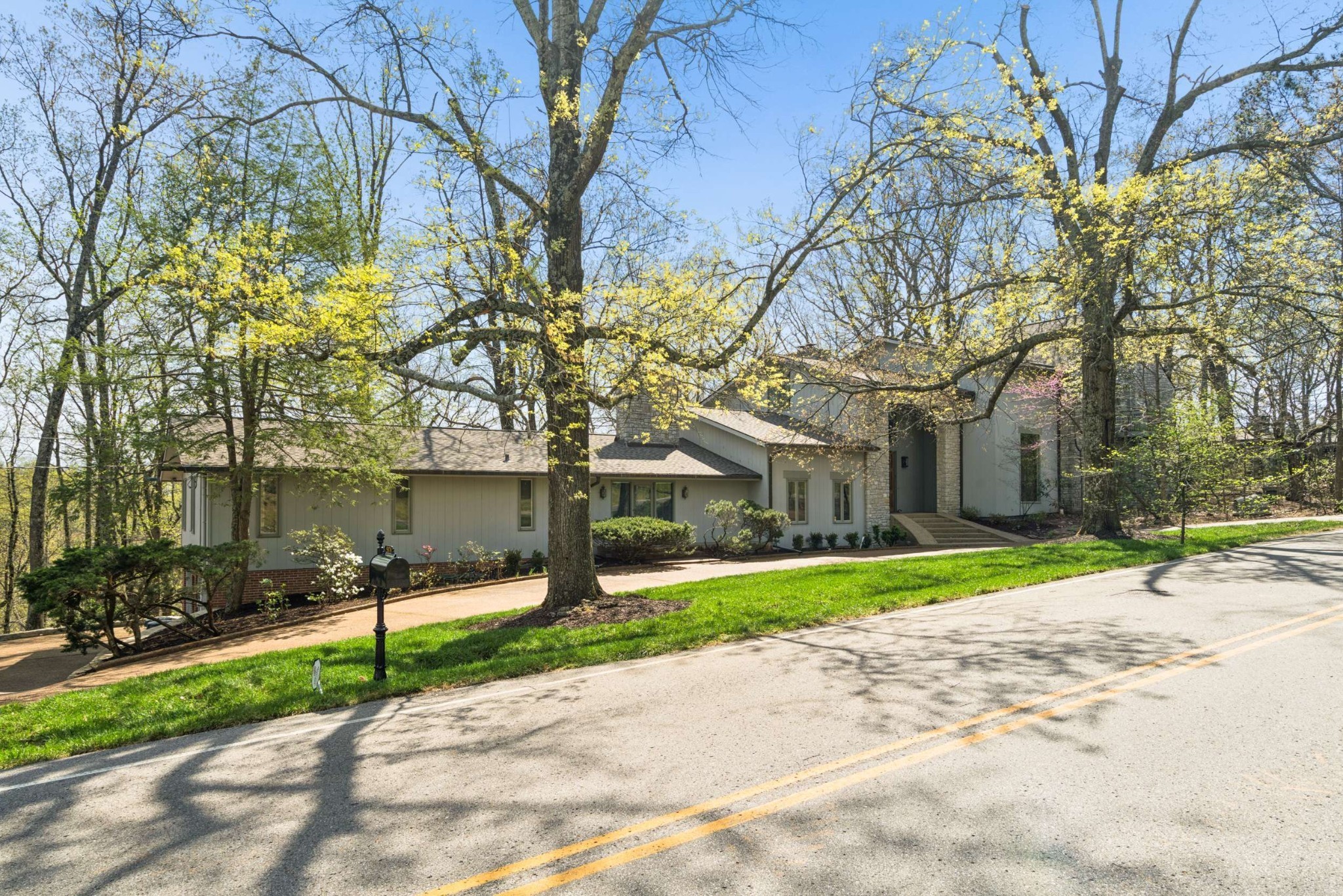 5870 Fredricksburg Dr