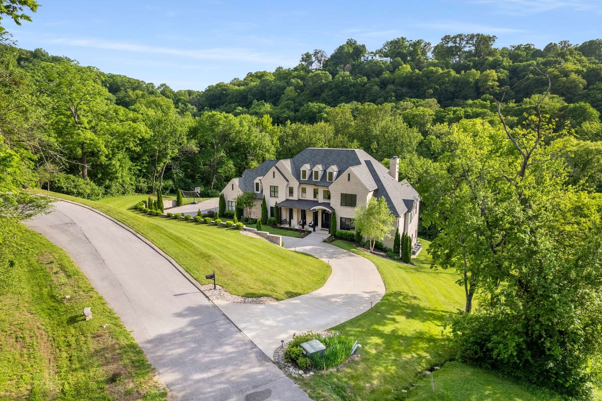 1236 Saxon Dr