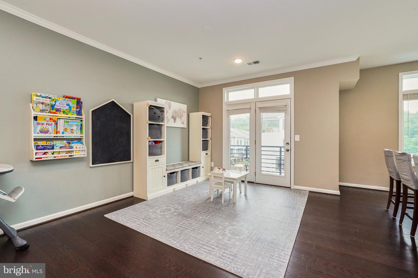 1000 Ribbon Limestone Ter SE