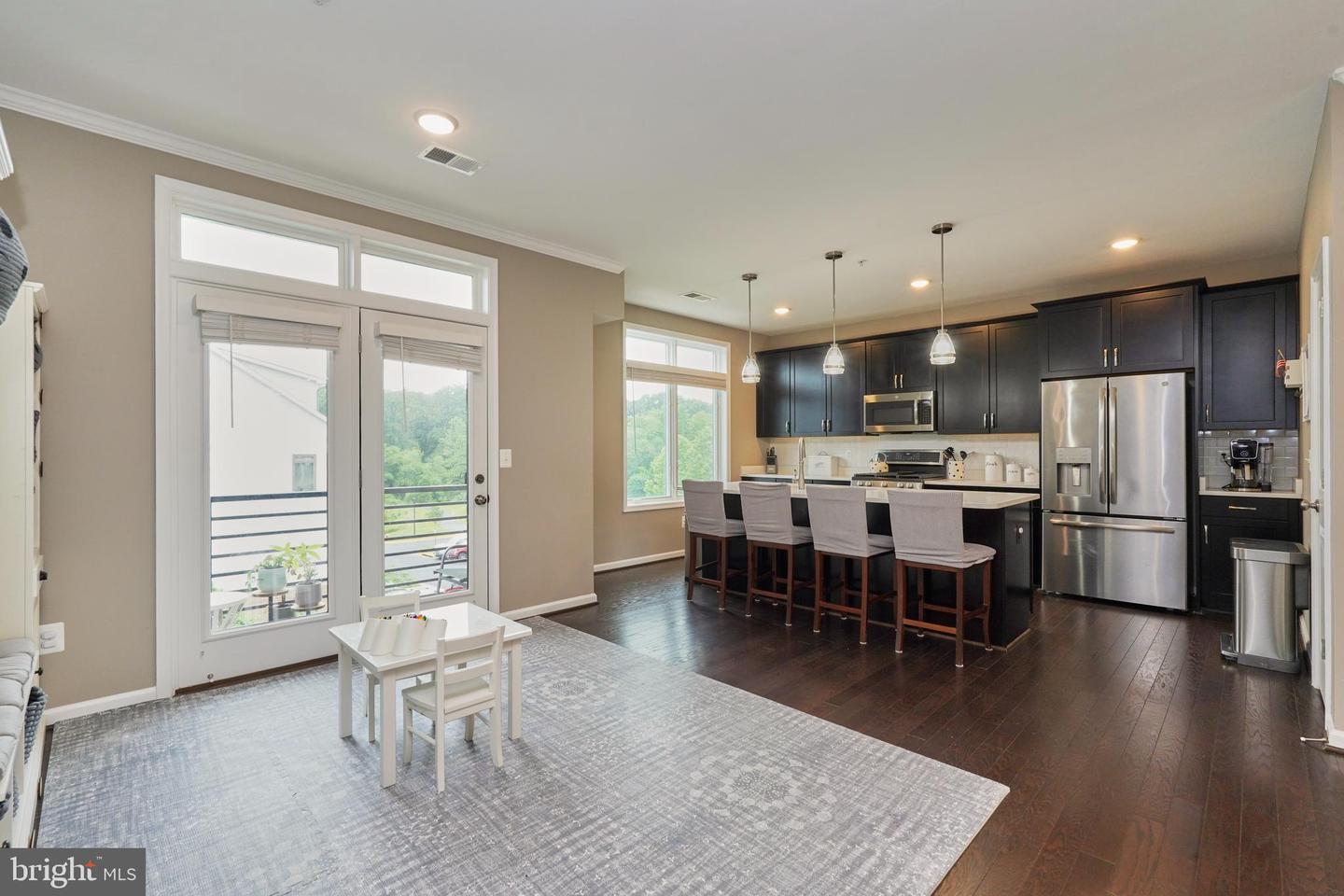 1000 Ribbon Limestone Ter SE