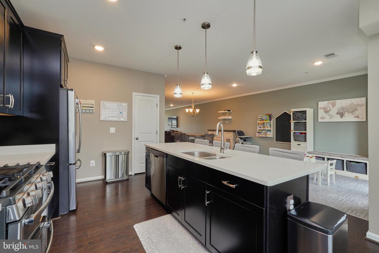 1000 Ribbon Limestone Ter SE