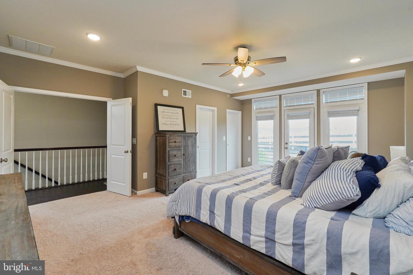 1000 Ribbon Limestone Ter SE