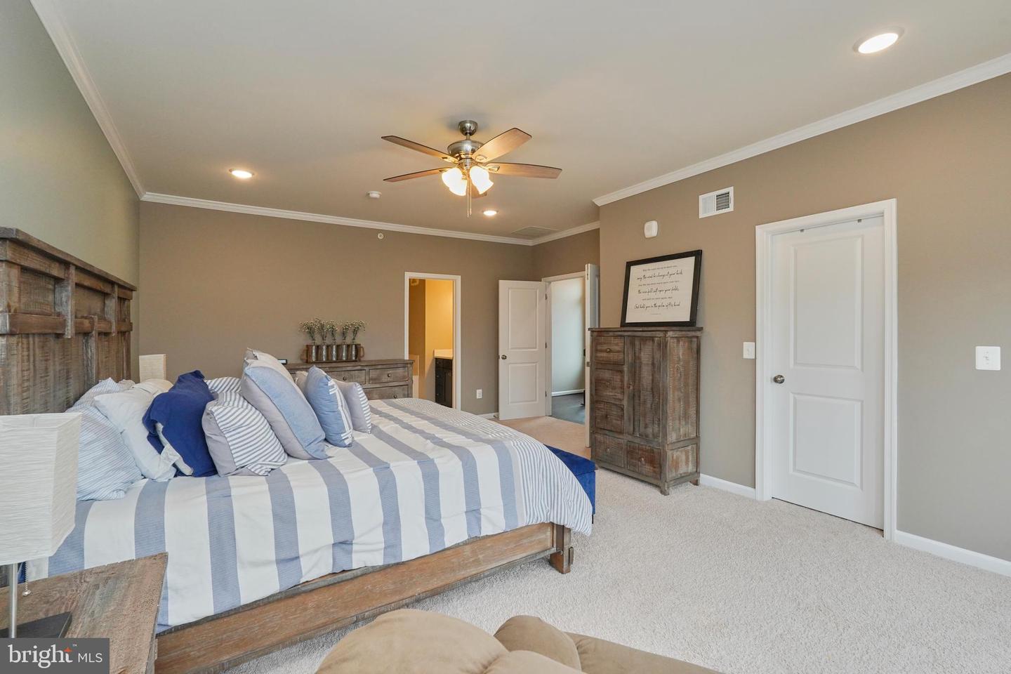 1000 Ribbon Limestone Ter SE
