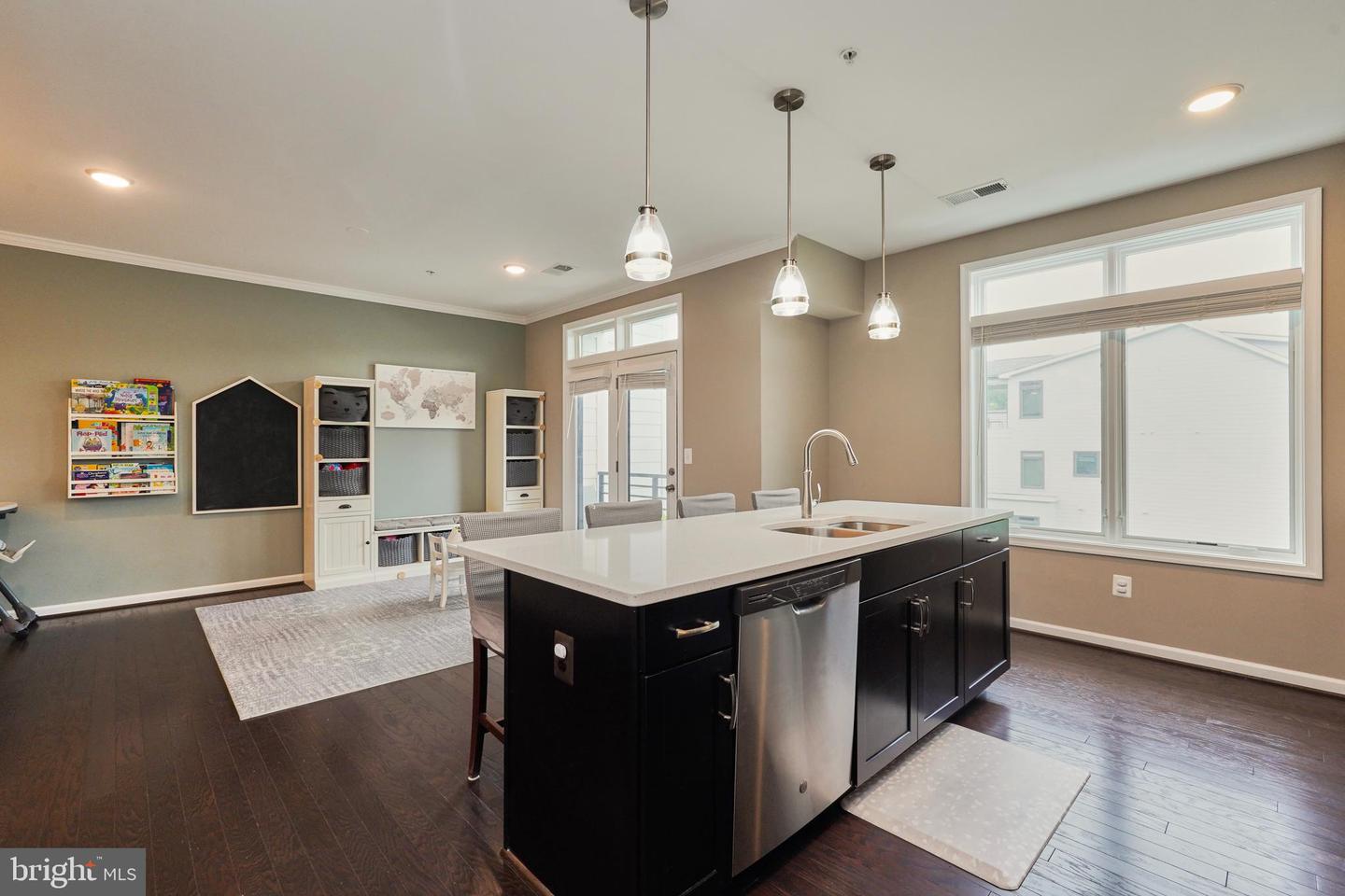 1000 Ribbon Limestone Ter SE