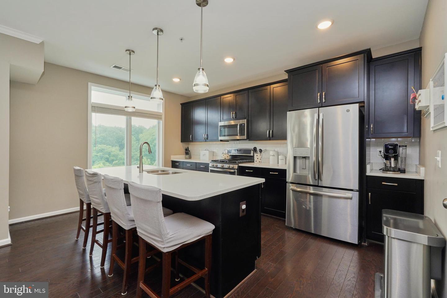 1000 Ribbon Limestone Ter SE