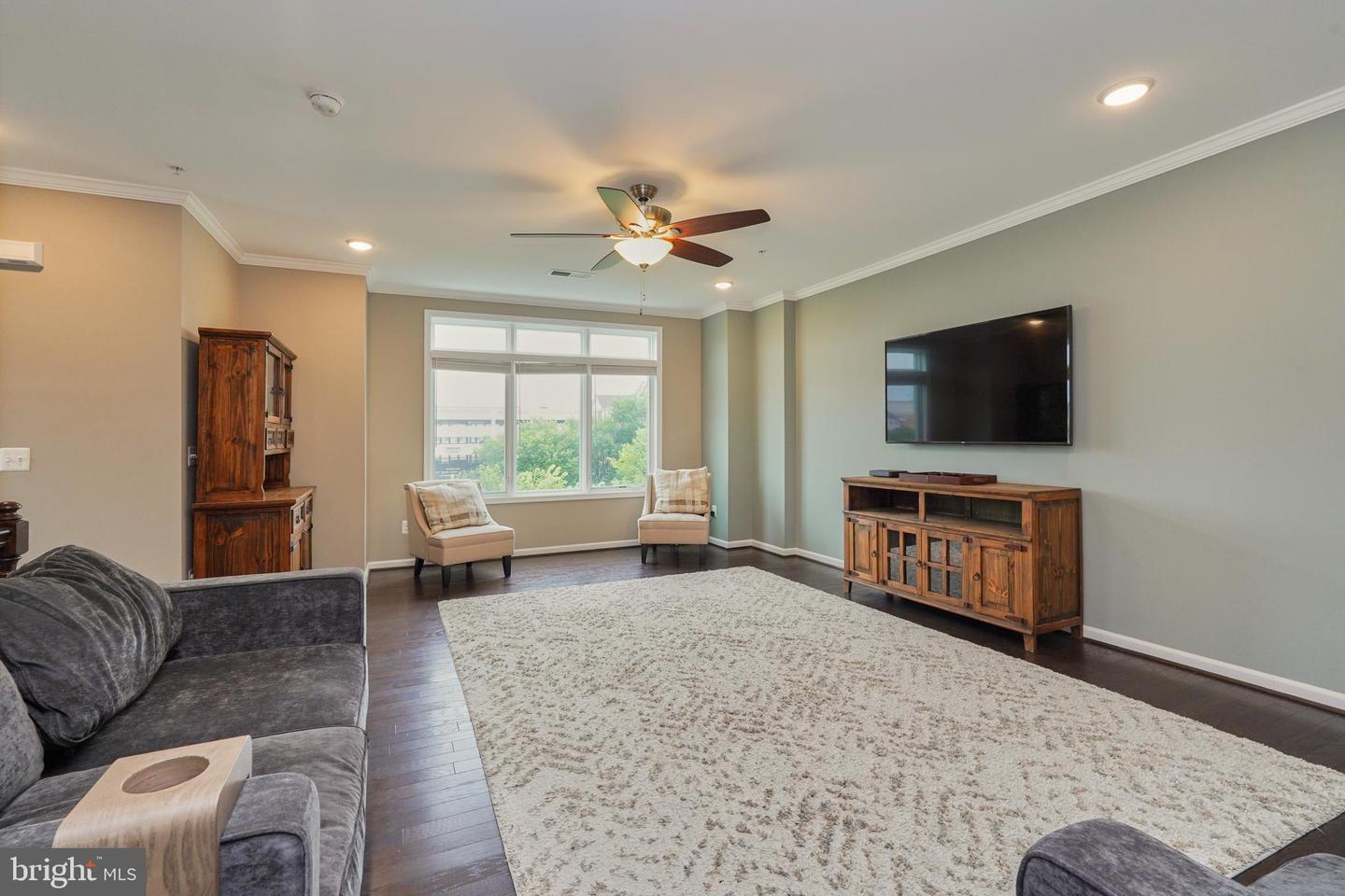 1000 Ribbon Limestone Ter SE