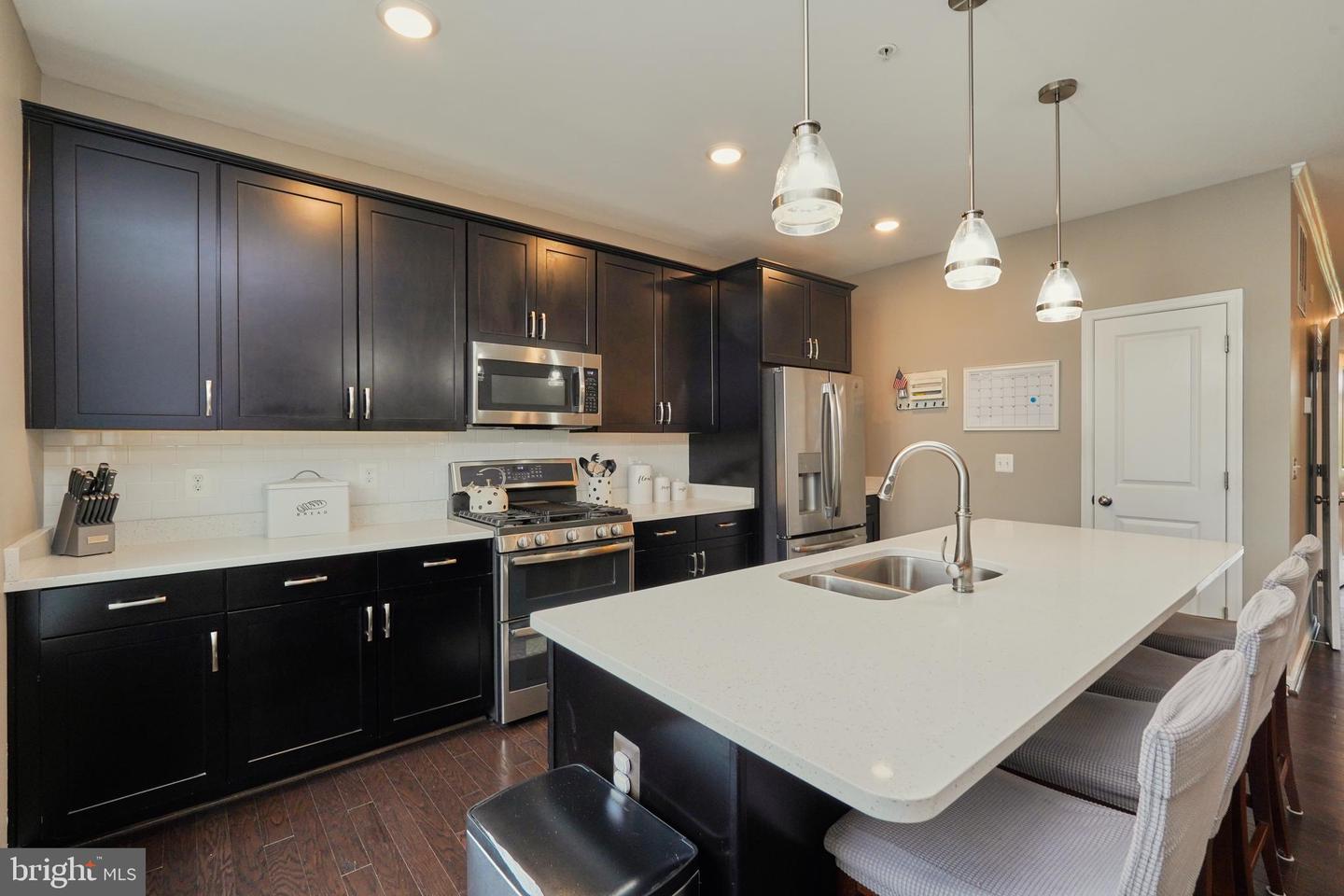 1000 Ribbon Limestone Ter SE