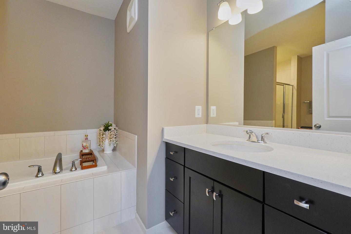 1000 Ribbon Limestone Ter SE